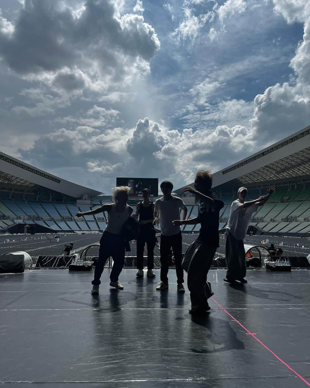 ジャニーさんのインスタグラム写真 - (ジャニーInstagram)「osaka jump!」9月10日 12時52分 - johnnyjsuh