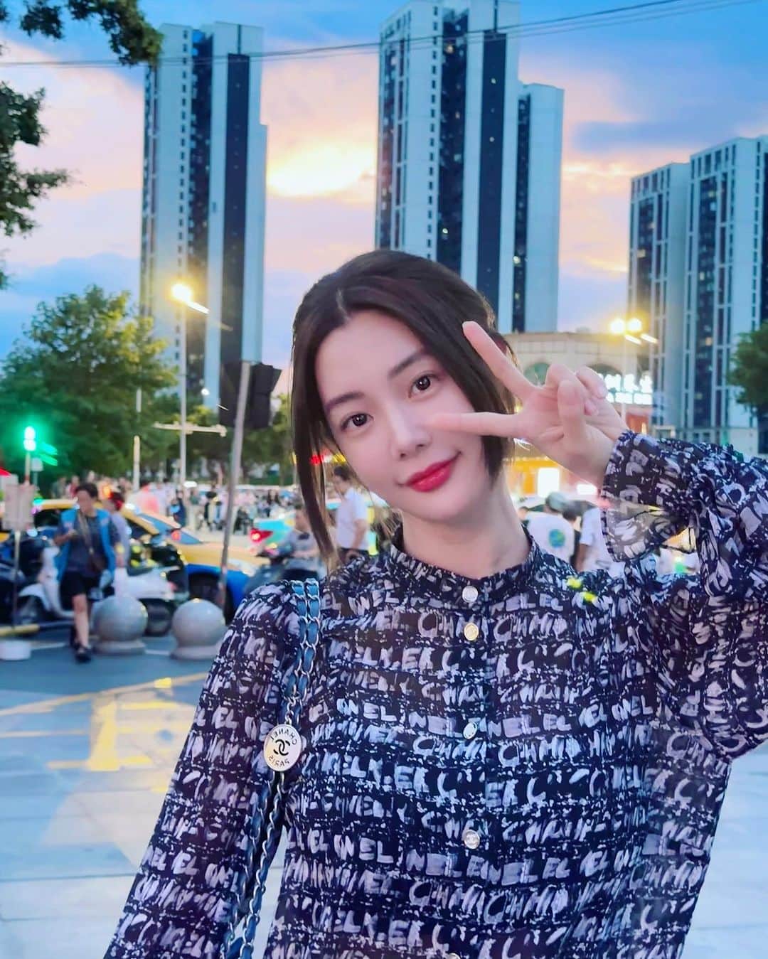 クララのインスタグラム：「✌🏻」