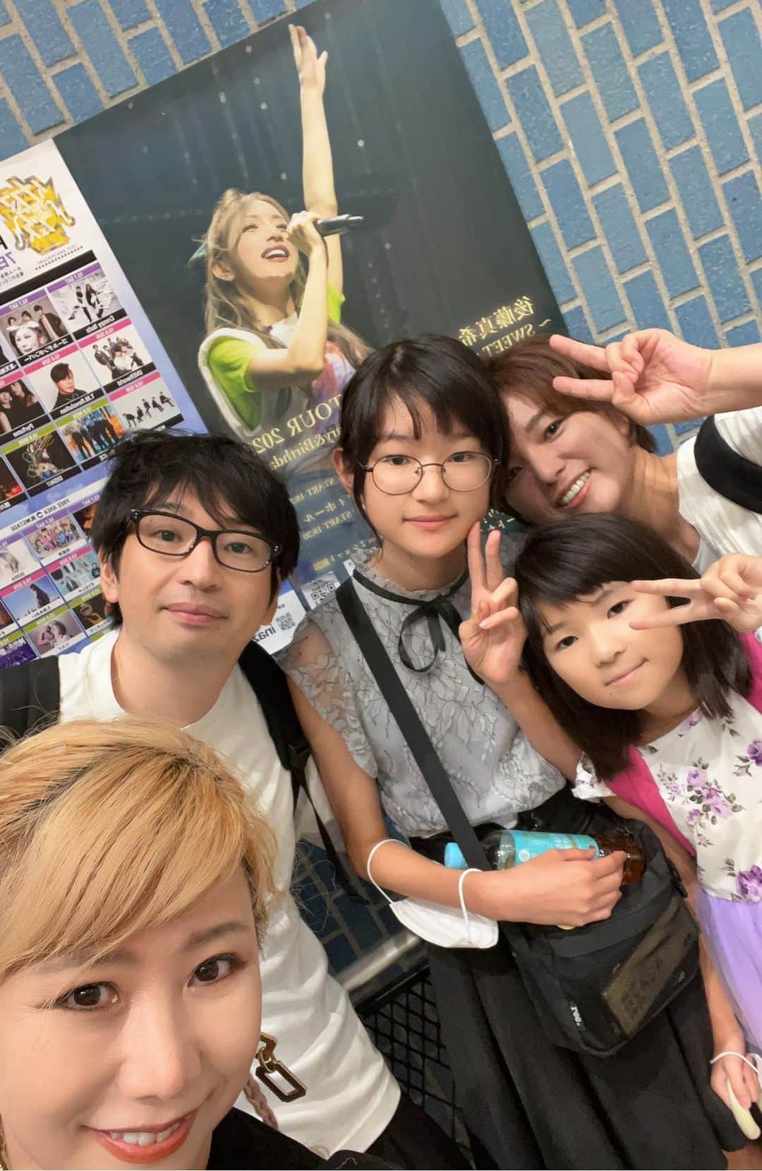 RYONRYON.さんのインスタグラム写真 - (RYONRYON.Instagram)「大阪にてライブが 無事に幕開けしました。  ※といっても残すは23日東京の品川公演。  浜口倫太郎さんが ご家族で観に来てくれました！  #いつも二人で #AI崩壊 #転落 #ゲーム部はじめました  娘さんも 13歳でアイドル憧れ世代かな？  色々と観て楽しんでいただけて 嬉しいです。」9月10日 12時53分 - ryon2r2