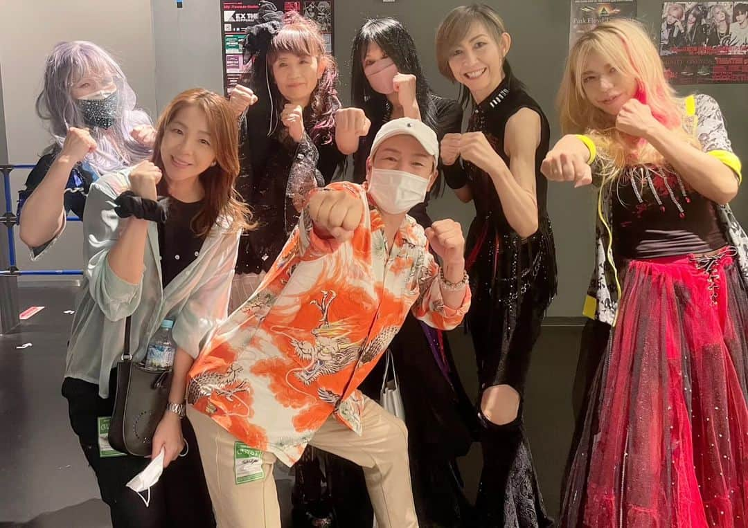 神取忍さんのインスタグラム写真 - (神取忍Instagram)「昨日はSHOW-YA 『39周年突入！THANK YOU！TOUR』東京公演に 井上貴子選手と行って来ましたー!! 還暦を迎えても凄いパワーで ハードロック界の女王は 最高でしたー!!!  今回もパワーアップしていて いつも、同世代としてその姿勢を見習って行こうと気合いを入れてます(^^) 記念撮影の時もパワー全開です、 きっと、世の中はこのエネルギーが必要なんだろうなぁ(^^) #show-ya  #東京公演 #還暦 #ハードロック #最高 #パワーアップ #井上貴子 #神取忍 #プロレス」9月10日 12時55分 - shinobukandori