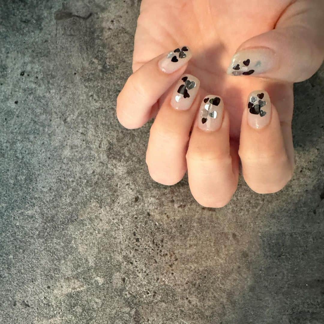 丸高愛実のインスタグラム：「new💅 ブラックとシルバーのハートホロ🖤🩶 娘達ハートにすると喜んでくれる👧👧  💡明日お昼頃インスタライブしようかなと思っています🫡 詳しい時間は明日ストーリーにupします！ ランチにお付き合い宜しくお願いします😝何食べよー😋？  #ネイル #nail #marutakanail」