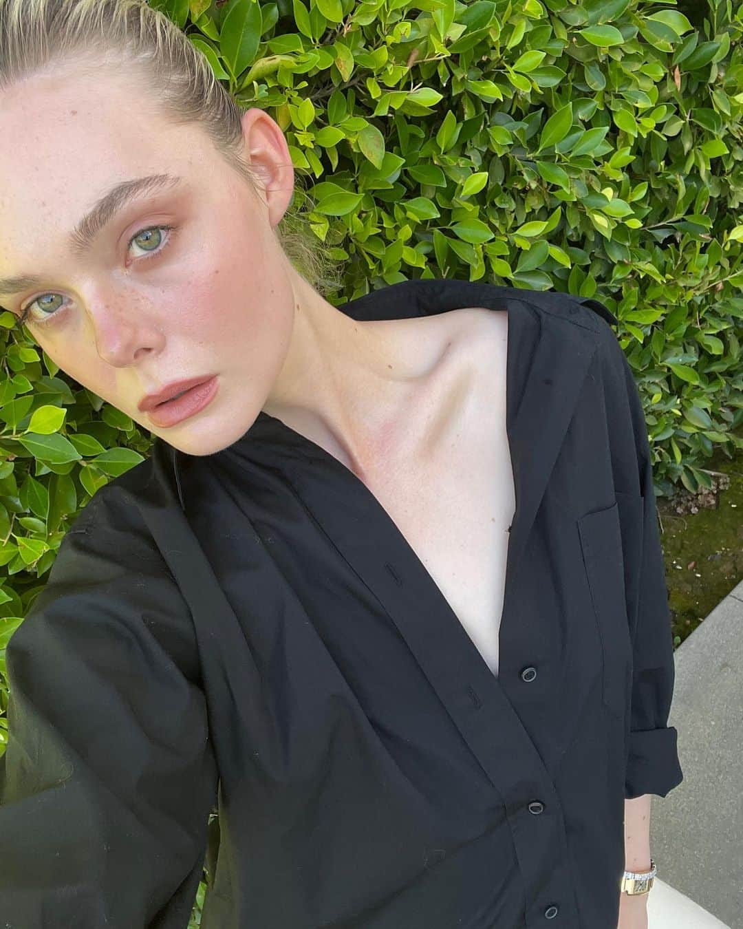 エル・ファニングのインスタグラム：「Did my make-up and felt cute in shadow and sun @lorealparis ☀️😎💋」