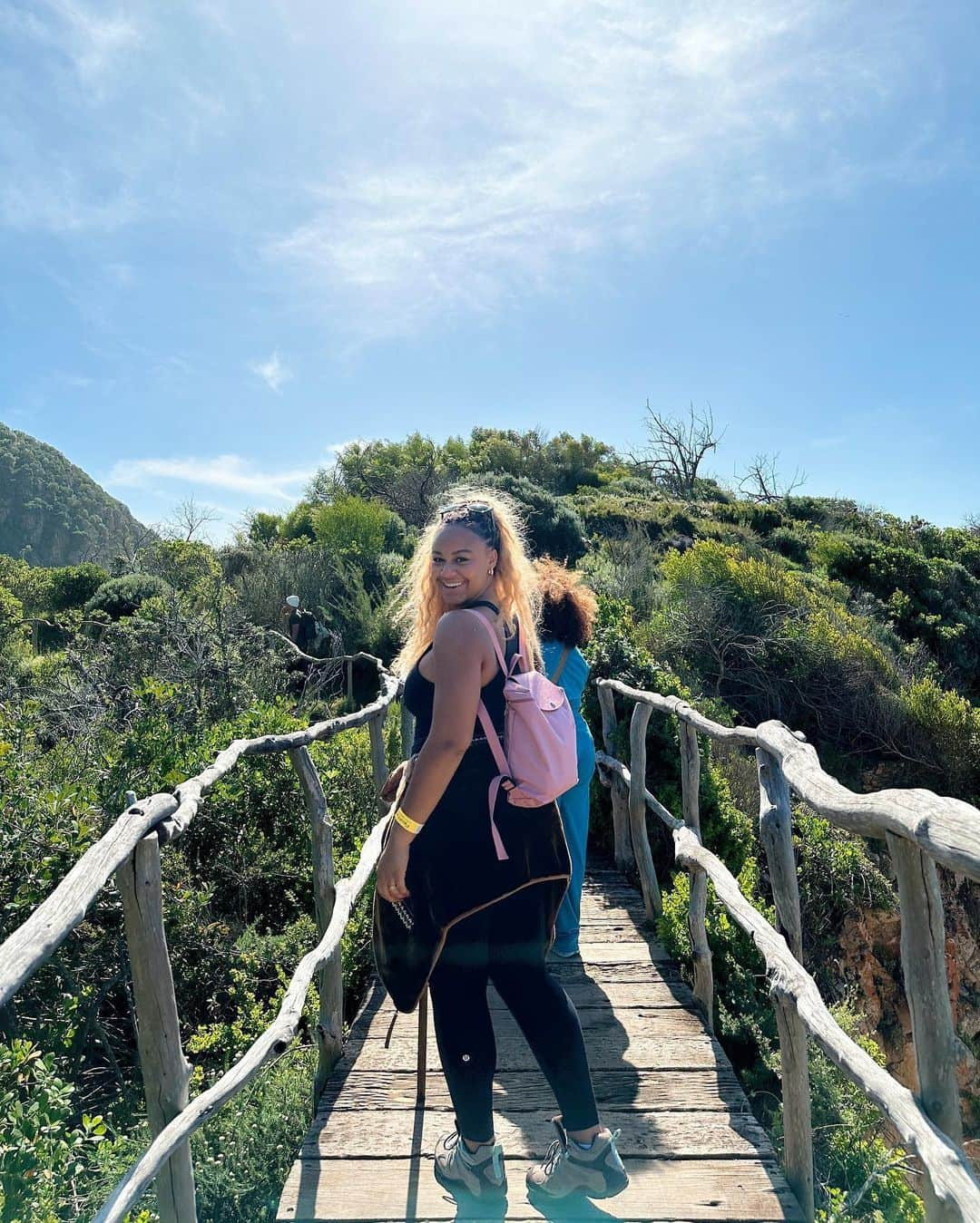 Nia Sioux Frazierさんのインスタグラム写真 - (Nia Sioux FrazierInstagram)「me 🤝 nature   Hiking at the Featherbed Nature Reserve has been one of the highlights of my trip to South Africa. #hosted #ABDinSouthAfrica @adventuresbydisney」8月27日 5時40分 - niasioux