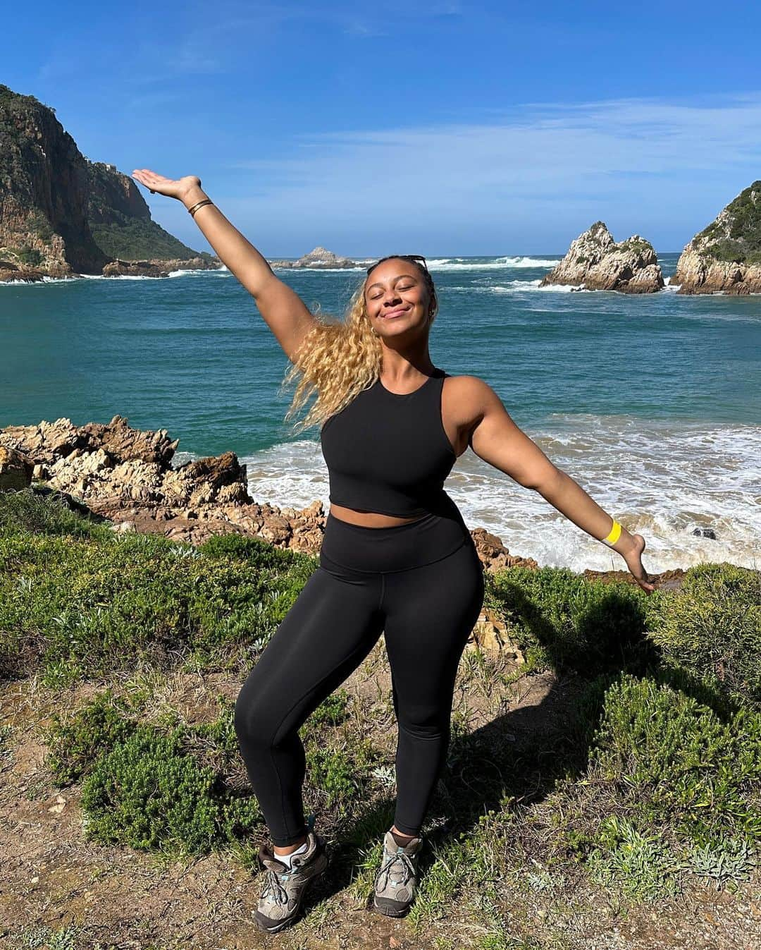 Nia Sioux Frazierさんのインスタグラム写真 - (Nia Sioux FrazierInstagram)「me 🤝 nature   Hiking at the Featherbed Nature Reserve has been one of the highlights of my trip to South Africa. #hosted #ABDinSouthAfrica @adventuresbydisney」8月27日 5時40分 - niasioux