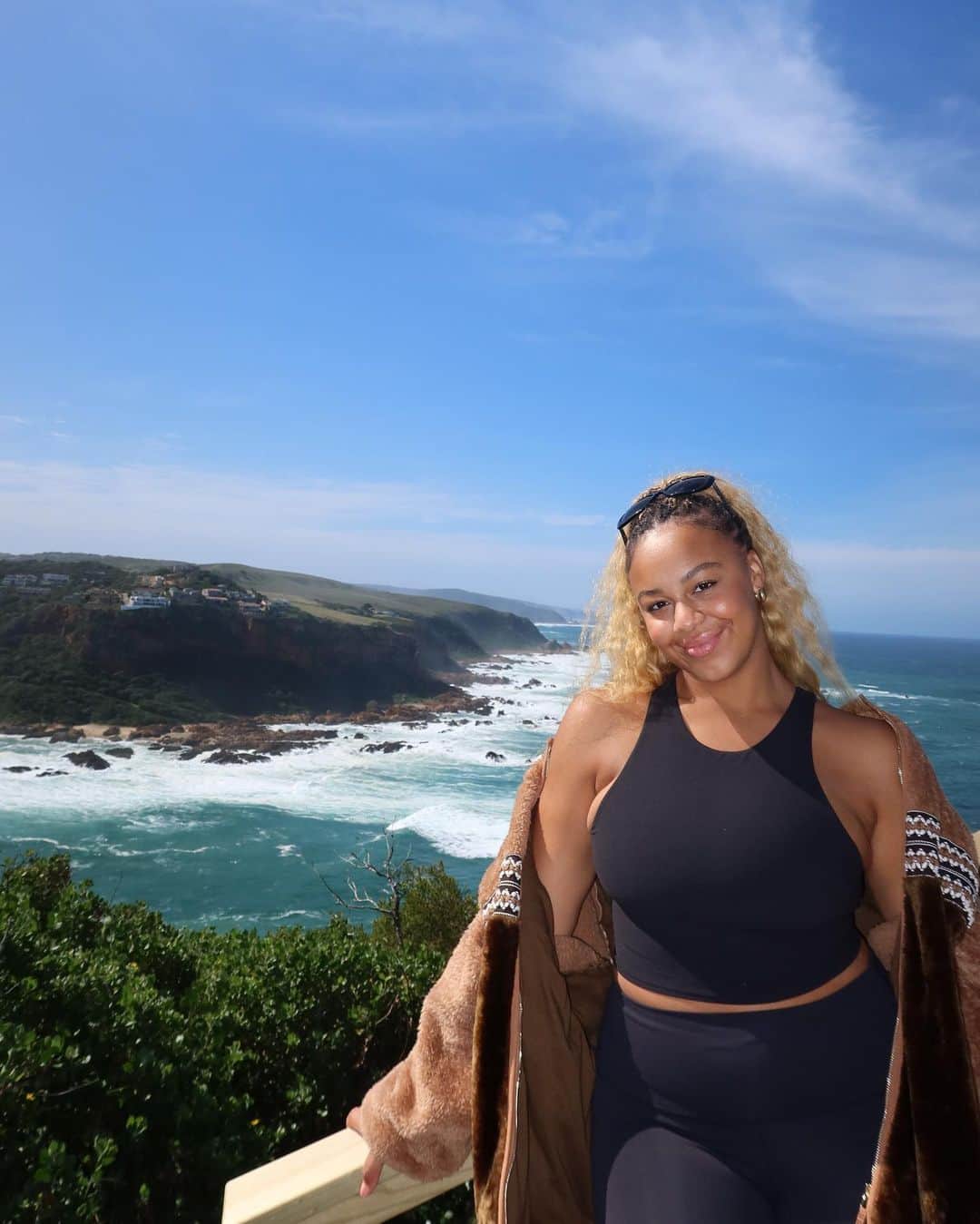 Nia Sioux Frazierさんのインスタグラム写真 - (Nia Sioux FrazierInstagram)「me 🤝 nature   Hiking at the Featherbed Nature Reserve has been one of the highlights of my trip to South Africa. #hosted #ABDinSouthAfrica @adventuresbydisney」8月27日 5時40分 - niasioux