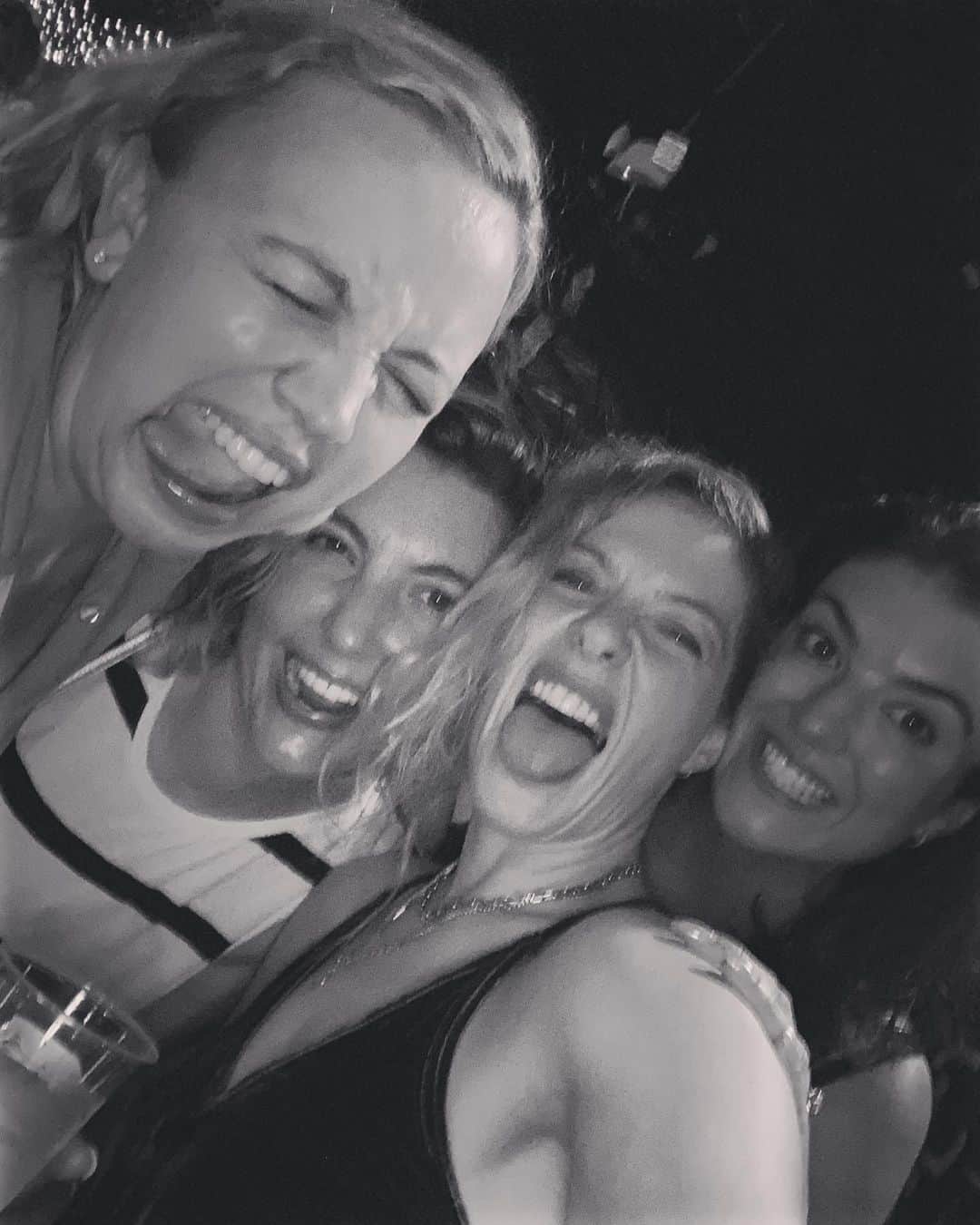 レイチェル・レフィブレのインスタグラム：「Here’s to sweaty friends in sweaty bars giving me life ❤️‍🔥❤️‍🔥❤️‍🔥 Pro-tip: Drank a kombucha & water all night- no liver was harmed in the making of this glorious evening 😉」
