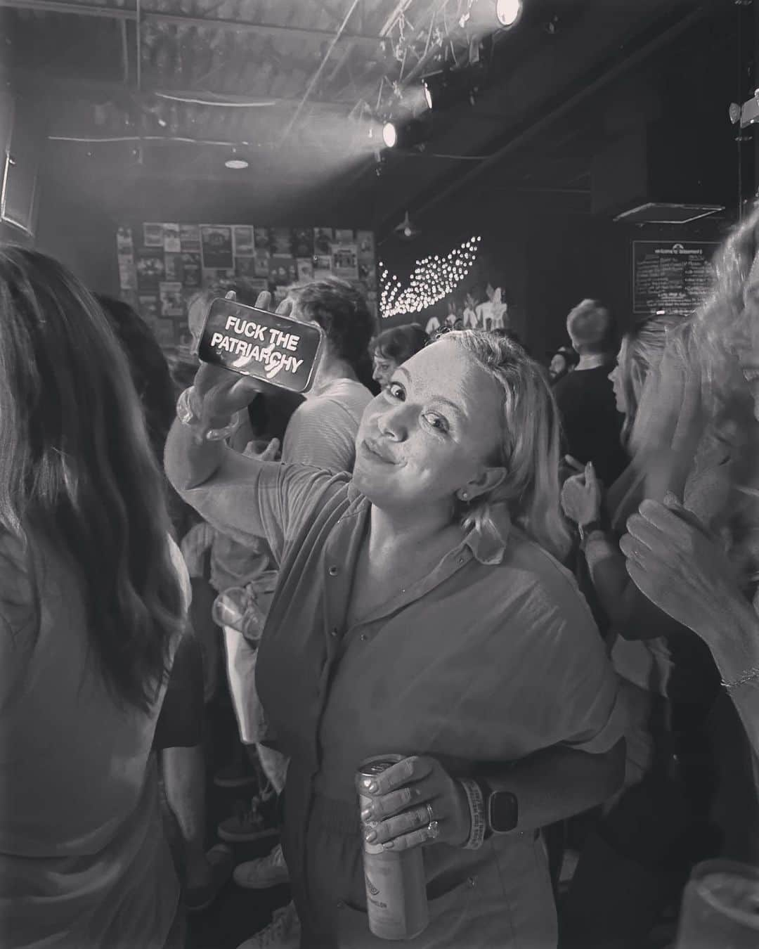 レイチェル・レフィブレさんのインスタグラム写真 - (レイチェル・レフィブレInstagram)「Here’s to sweaty friends in sweaty bars giving me life ❤️‍🔥❤️‍🔥❤️‍🔥 Pro-tip: Drank a kombucha & water all night- no liver was harmed in the making of this glorious evening 😉」8月27日 4時11分 - rachellelefevre