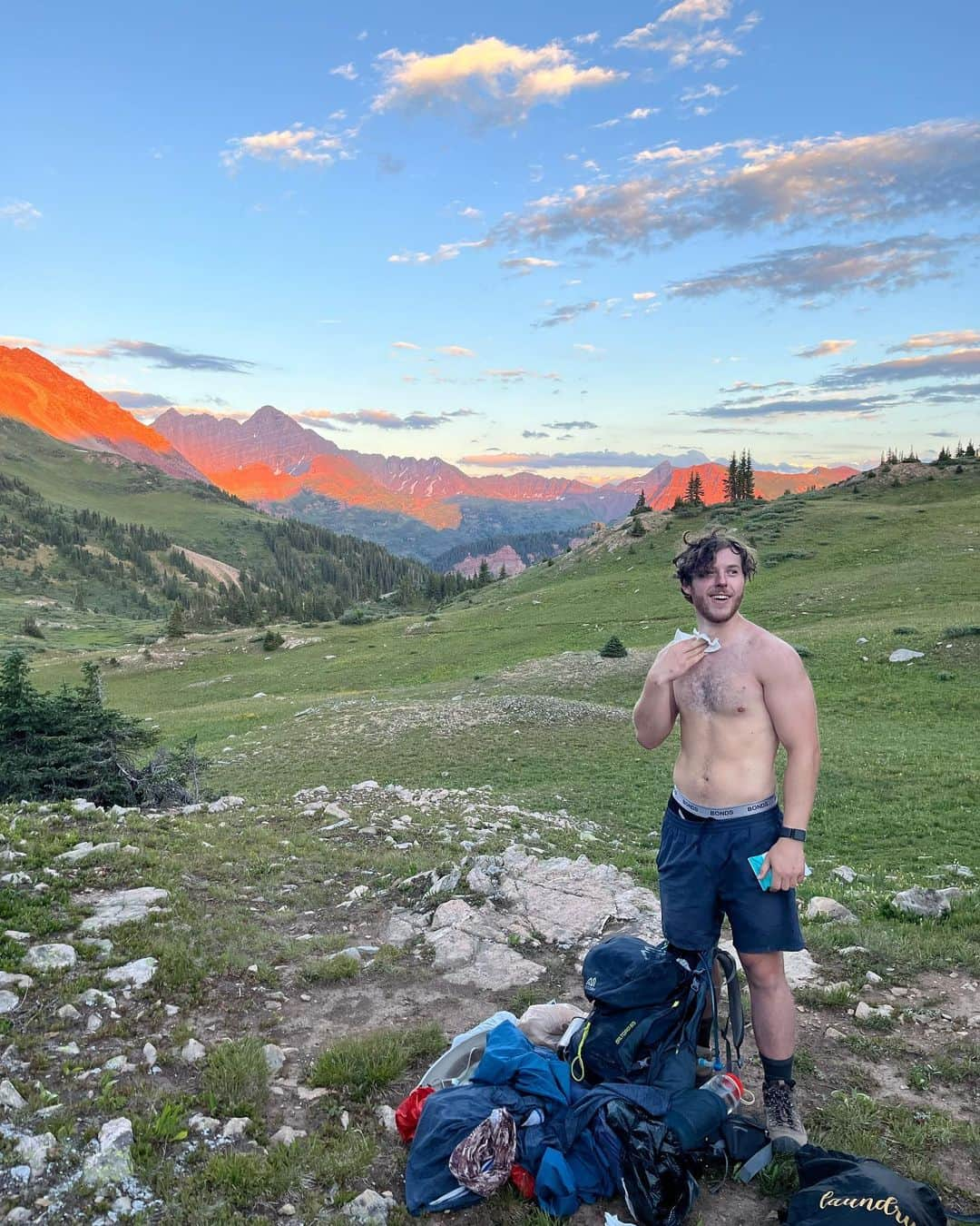 Nolan Gouldさんのインスタグラム写真 - (Nolan GouldInstagram)「Four Pass Loop - Maroon Bells, Colorado. 26 miles, more oatmeal packets than can be counted. Aliens were definitely seen.」8月27日 4時32分 - nolangould