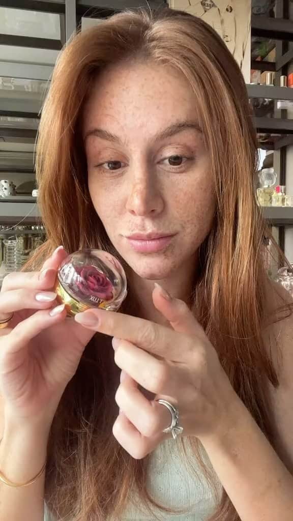 マリ・マリアのインスタグラム：「🌹」
