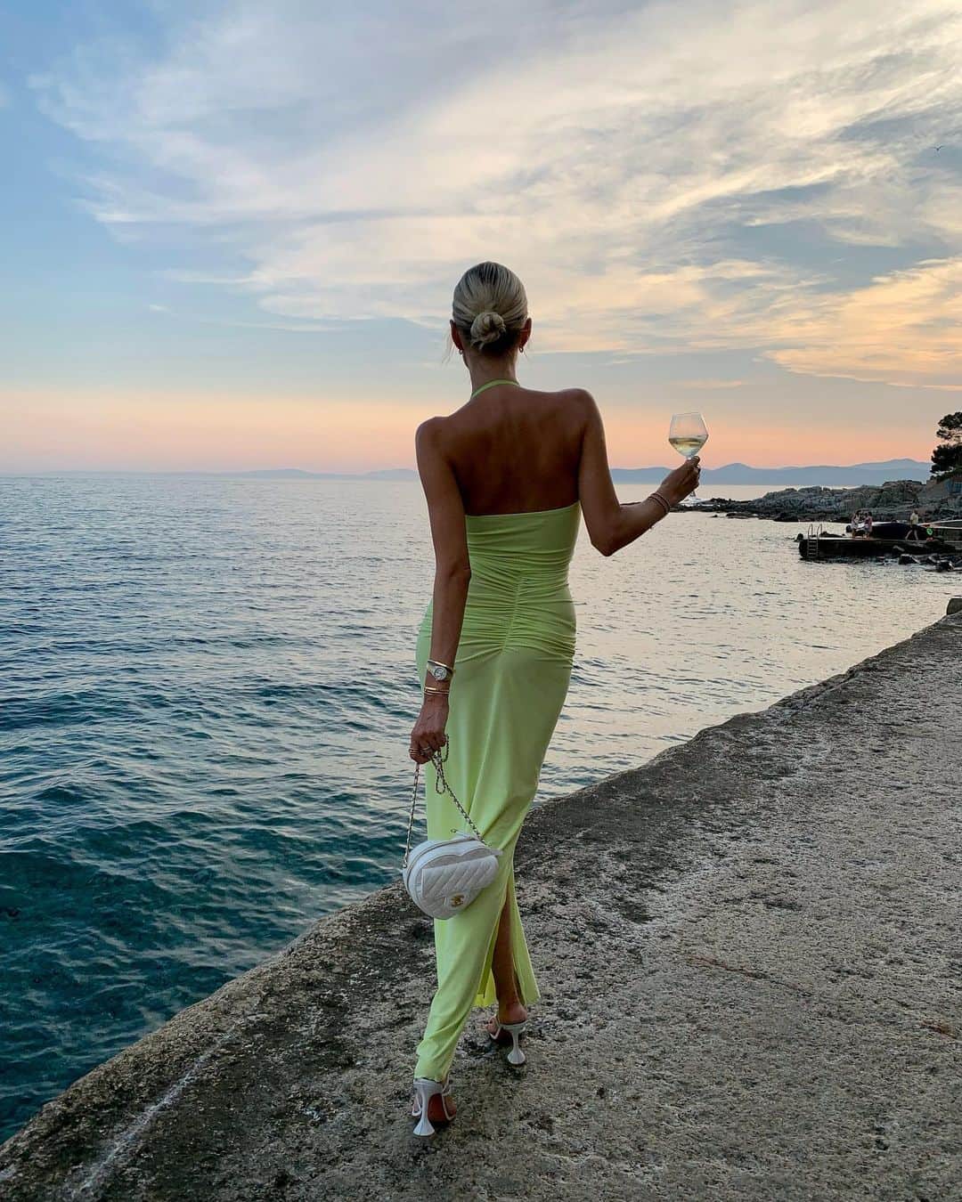 レオニー・ハンネさんのインスタグラム写真 - (レオニー・ハンネInstagram)「Vine & dine by the sea 🥂🧚🏻✨」8月27日 4時40分 - leoniehanne