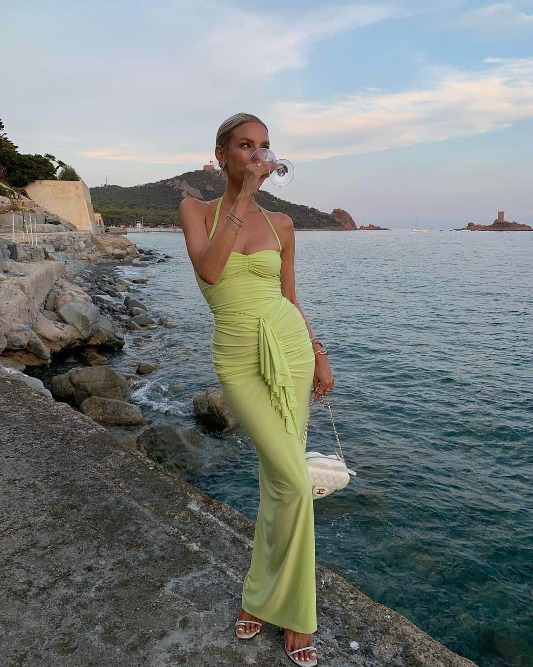レオニー・ハンネさんのインスタグラム写真 - (レオニー・ハンネInstagram)「Vine & dine by the sea 🥂🧚🏻✨」8月27日 4時40分 - leoniehanne