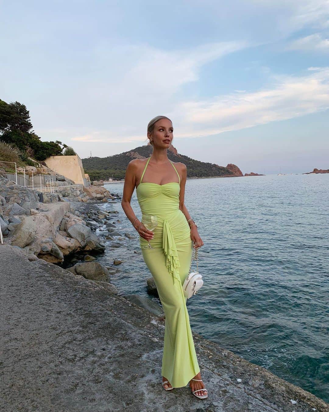 レオニー・ハンネさんのインスタグラム写真 - (レオニー・ハンネInstagram)「Vine & dine by the sea 🥂🧚🏻✨」8月27日 4時40分 - leoniehanne
