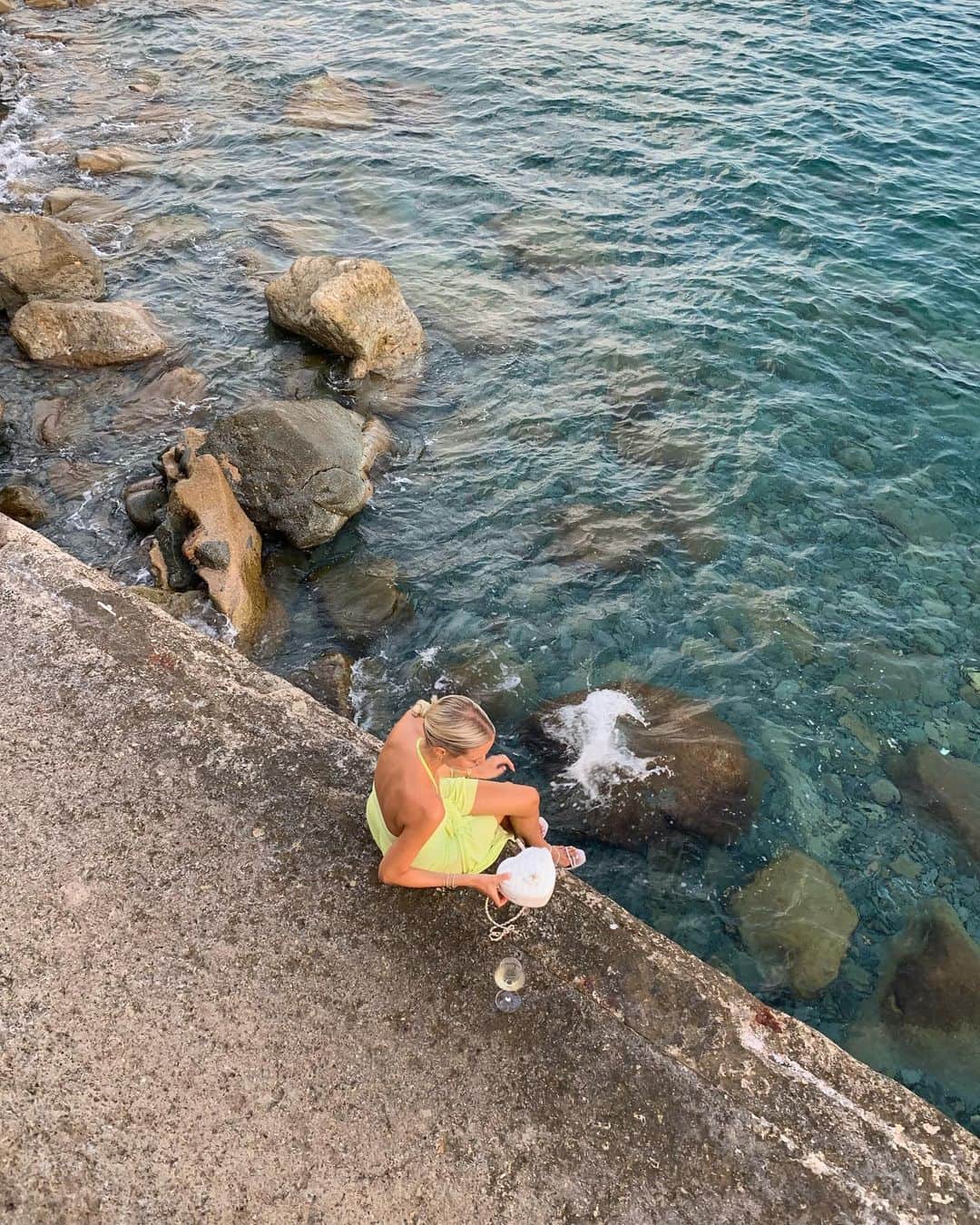 レオニー・ハンネさんのインスタグラム写真 - (レオニー・ハンネInstagram)「Vine & dine by the sea 🥂🧚🏻✨」8月27日 4時40分 - leoniehanne