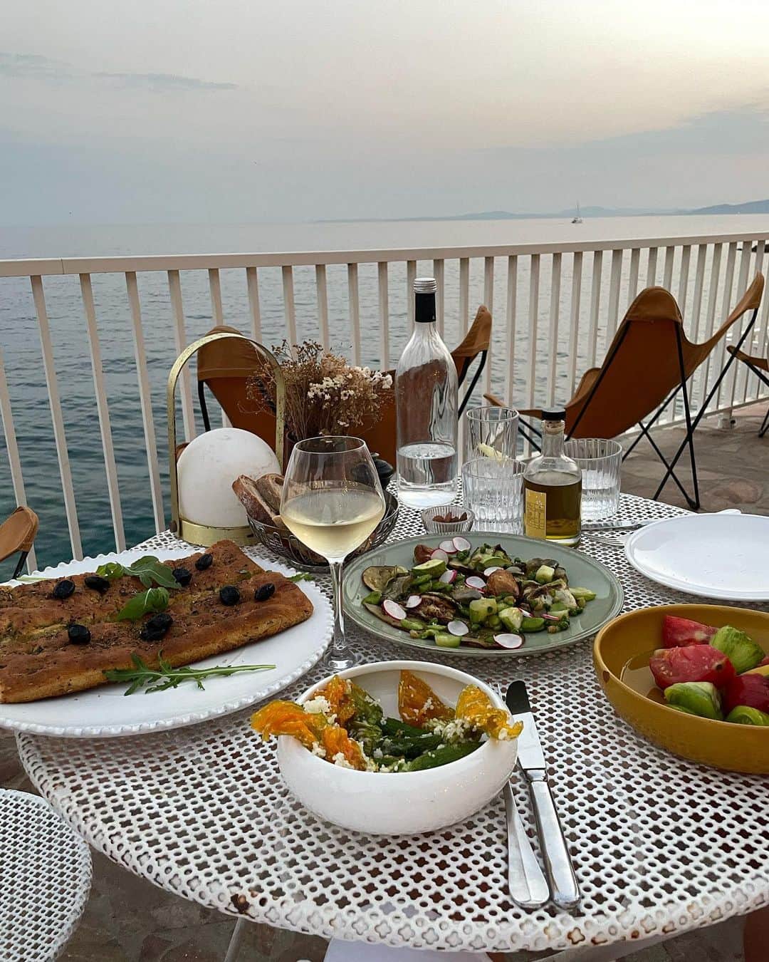 レオニー・ハンネさんのインスタグラム写真 - (レオニー・ハンネInstagram)「Vine & dine by the sea 🥂🧚🏻✨」8月27日 4時40分 - leoniehanne