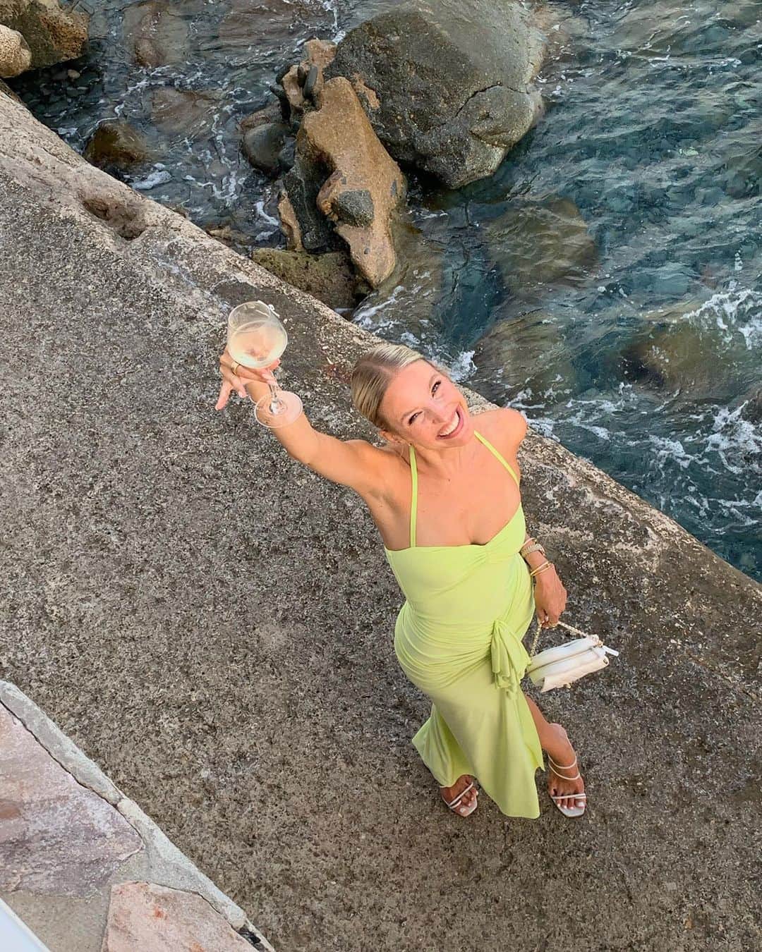 レオニー・ハンネさんのインスタグラム写真 - (レオニー・ハンネInstagram)「Vine & dine by the sea 🥂🧚🏻✨」8月27日 4時40分 - leoniehanne