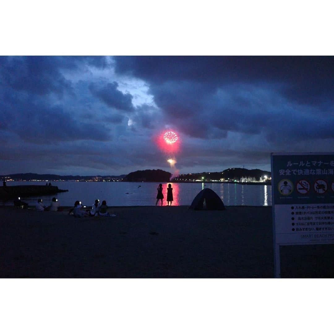桃生亜希子さんのインスタグラム写真 - (桃生亜希子Instagram)「夏の終わりを感じた日。 　 　雷と、サプライズ花火。 　太陽と雨とお月様。 　 　今年も一緒に笑顔で乾杯🥂出来ることに、感謝。🙏✨」8月27日 4時41分 - pinokosugar
