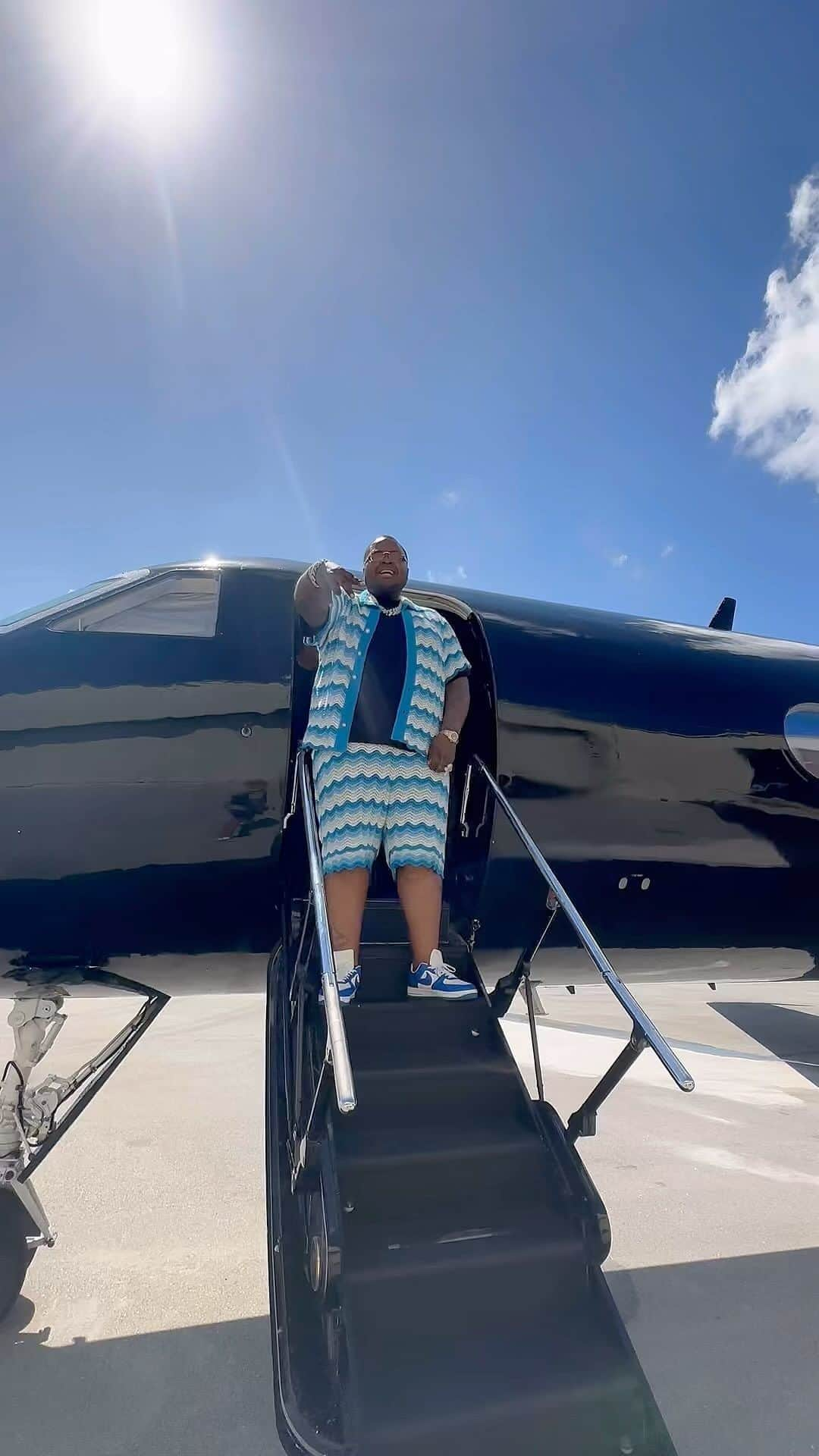 ショーン・キングストンのインスタグラム：「Jet Engines Way 2 loud But Ya’ll get the point!. 🤣😂 👑🛩️🇯🇲💛🖤」