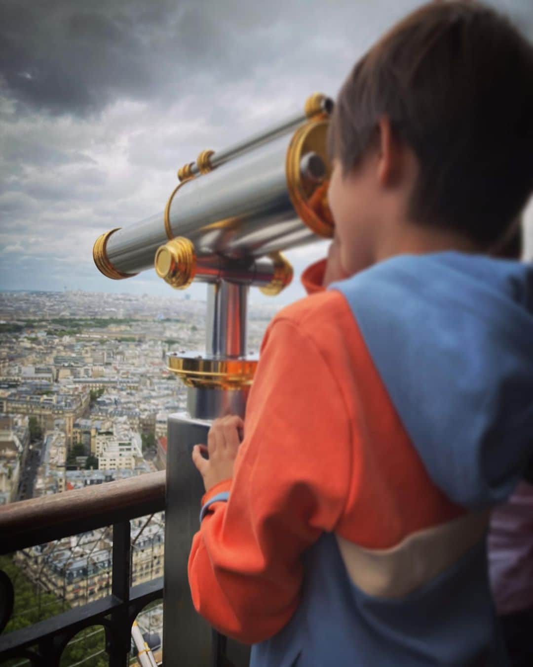 小明さんのインスタグラム写真 - (小明Instagram)「エッフェル塔に初めてのぼったんだけど展望エリア剥き出しなんですね！？ 東京タワーも台湾101もガラス越しだからそういうもんだと思い込んでいました、高さと強風に足がすくむ〜〜〜寒いそして怖い〜〜〜 帰宅して「吹っ飛びそうで怖かった」と義母に伝えると「たまに飛び降りる人がいるわョ、ホホホ」と笑顔で怖いことを言っており、なんとなく「まぁ困りますこと、オホホ」と合わせたが滞空時間が長そうで嫌だなと嫁は思ったよよよのよ。」8月27日 4時46分 - akarusan
