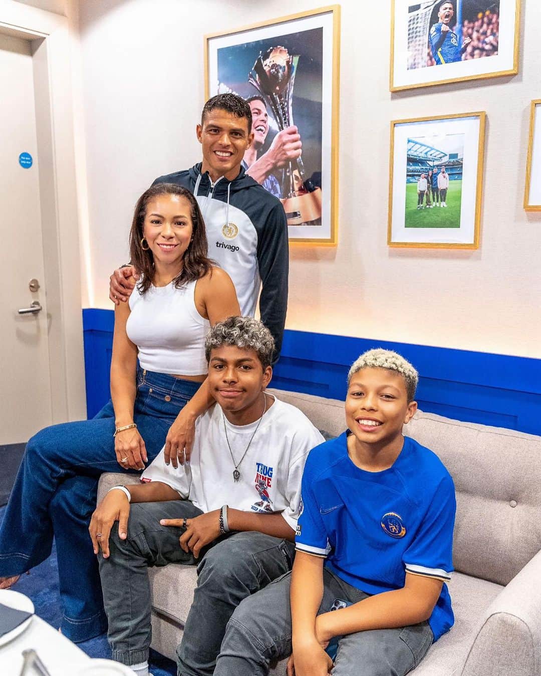 のインスタグラム：「Ganhar um jogo é sempre bom , ainda mais de “casa nova”. Gostei bastante do trabalho da @bellesilva e do @fmorgon2 aqui no meu camarote no Stamford Bridge. Obrigado!!」