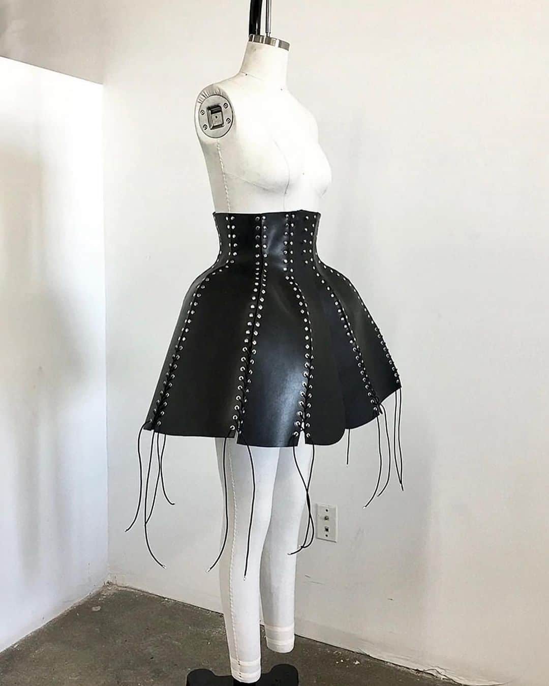 ZANA BAYNEさんのインスタグラム写真 - (ZANA BAYNEInstagram)「Lacing & leather forever  The Bustle Skirt in black leather  Made to-order in Los Angeles, available exclusively online」8月27日 4時47分 - zanabayne