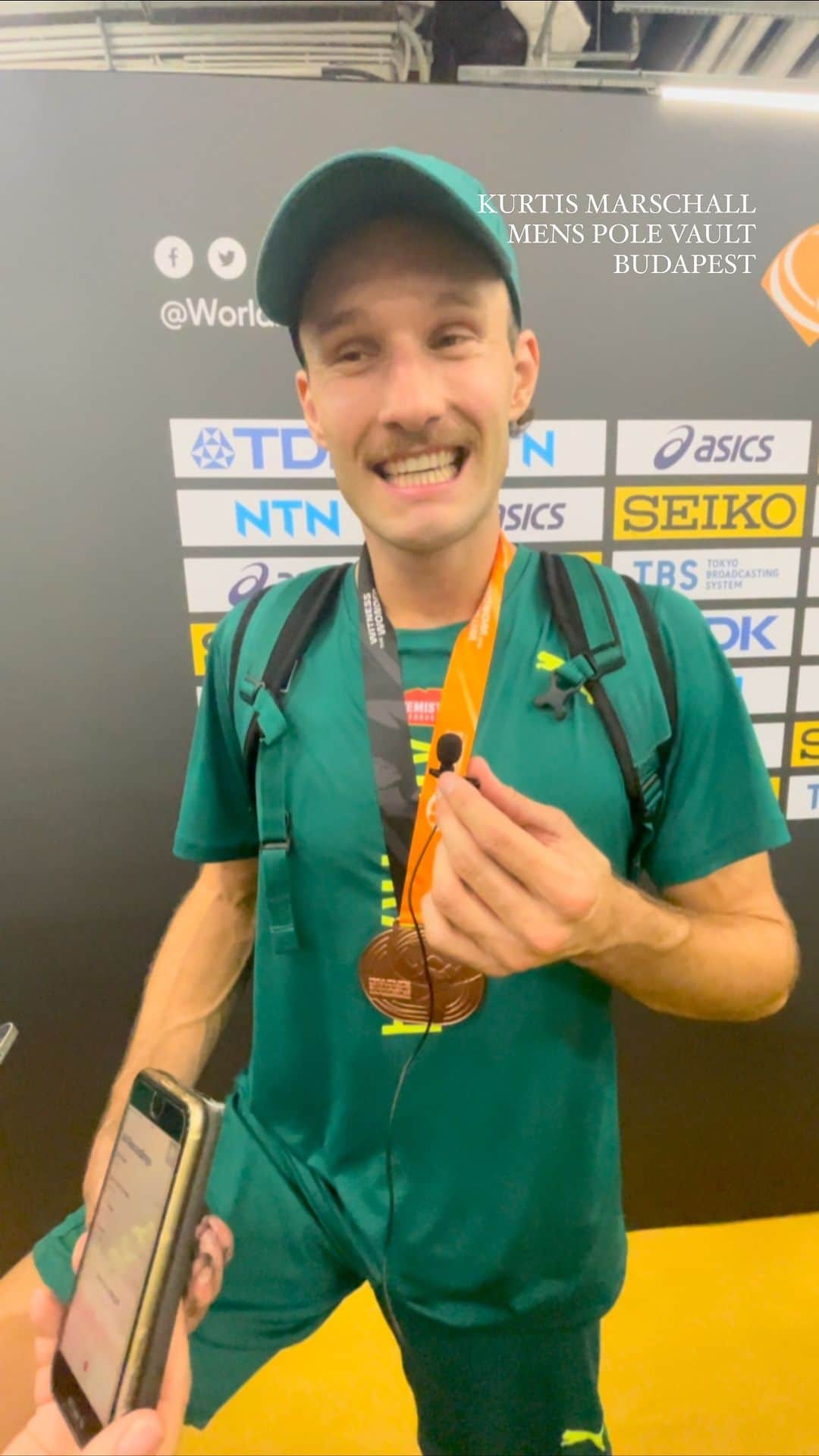 カーティス・マーシャルのインスタグラム：「A man of the people @kurtismarschall is all smiles ahead of a big 2024… 😤😤  #straightatit」