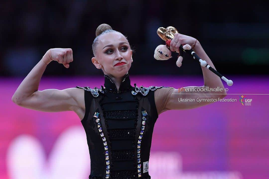 ビクトリア・マズールのインスタグラム：「Сильна та незламна @viktoriia_onopriienko 🇺🇦🫶 #teamukrainerg #onoprienko #rythmicgymnastics #worldchampionships #valencia #2023 #youarewin #beliv #bestrong #cometoparis #paris2023 #olympics」