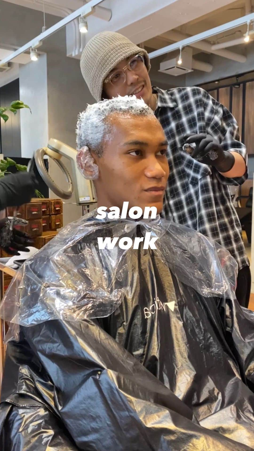 veticaのインスタグラム：「salon work hair @chikara_abe0926   fade cut 頭のかたちにフィットするようにデザインします🔥  #vetica  #velohairsalon  #髪型　 #原宿　 #chikarahair  #髪質改善　 #インナーカラー　 #縮毛矯正　 #ショート　 #ボブ　 #ブリーチ　 #カラー　 #ケアブリーチ　 #トリートメント　 #パーマ　 #ストレートパーマ　 #アシッドストレート　 #ヘアセット #前髪カット #韓国ヘア　 #ベリーショート #逆インナーカラー #beforeandafter」