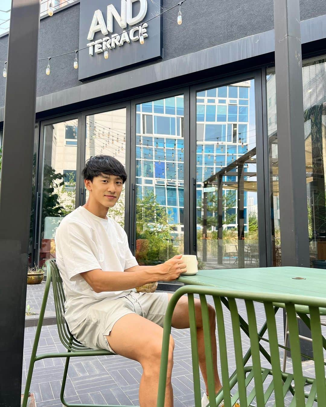 渡邊啓太さんのインスタグラム写真 - (渡邊啓太Instagram)「Coffee Time in Korea☕️🇰🇷  ———  And  terrace 📍앤드테라스   ———  居心地の良い 優しい雰囲気のカフェを見つけました!!  韓国はおしゃれで 長居しやすいカフェが多くて好きです😊  充実した毎日を過ごして1週間☝️ 心のリラックスも大切に 自分と向き合う時間だったり 自然を感じる時間だったり を大切にしながら、大事な時に力を出せるように準備🌿  たまにはリラックスした投稿も^^  ----- #アスリート #リラックス #韓国 #カフェ #リカバリー #高陽市 #カフェ好き #韓国カフェ #韓国語勉強中 #休日 #オフ #한국 #쇼트트랙 #고양카페 #카페 #룰루레몬 #lululemon #lululemonambassador」8月26日 20時33分 - kwatanabe18