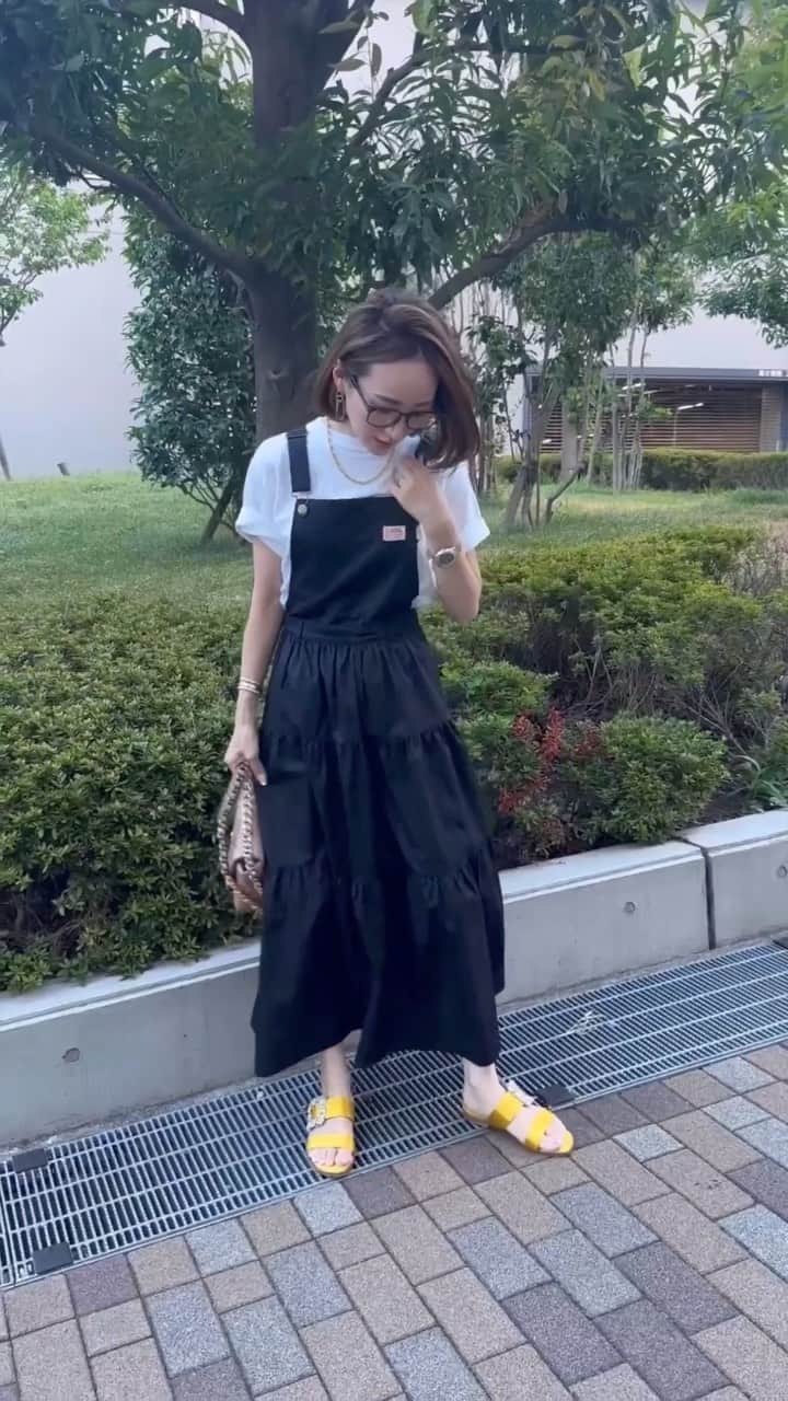 星玲奈のインスタグラム：「でました、私の大好きな2way仕様❤️ こちらのワンピースは 思い切りカジュアルなスタイルがしたい日には、サロペット付き。 スカートだけ合わせたい時には、サロペとスカート部分がボタンで外せる仕様😍新しい〜 ティアードがほどよい甘さと映えるデザインで シンプルなトップスでもコーデにアクセントがつく、まさに主役級ワンピ🩷  dress.skirt @classicalelf_official ×JaVaコラボ　（ブラックMサイズ）　#クラシカルエルフ T shirt #deuxiemeclasse sandal #manoloblahnik #マノロブラニク bag #chanel19 #chanel #シャネル gilet #zara #ザラ ・ #クラシカルエルフ #classicalelf #エルフコーデ #タイアップ #java #ジャバ #uniqlo #gu #zara #ユニクロ #ジーユー #ザラ #zozo #zozotown #zozo購入品 #zozotown購入品 #サロペット #ジャンパースカート #ジャンスカ#プチプラ #プチプラコーデ #着回しコーデ」