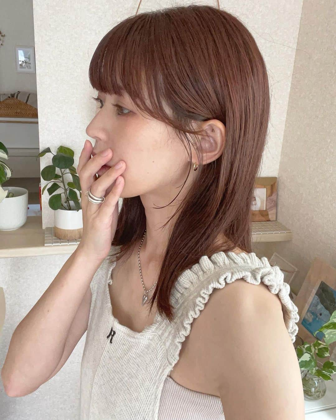 あかねこのインスタグラム：「new hair color 🍒🧁🤍 →( @asahi.akamee ) ㅤㅤㅤㅤㅤㅤㅤㅤㅤㅤㅤㅤㅤ ずっと ベージュ系のカラーばかりだったのだけど メイクを変えたりして 変身を楽しんでる最近なので、、 久しぶりに、ベリー系にしてもらった〜♩ ドンピシャなカラーにしてもらて、大満足〜×10000。 サイドバングも作ってもらって 重め前髪復活✂🤙🏻🧡 ㅤㅤㅤㅤㅤㅤㅤㅤㅤㅤㅤㅤㅤ そして、ずっとずっと気になっていた AKAMEEの オリジナルブレンドの トリートメントを🫧 元々パサつきやすく 広がりやすい髪質なのが 悩みなのだけど、 そんなわたしの髪の毛でも とぅるんとぅるんに…🐟🛁💖 これは サイコウのご褒美〜。🏆✨ ㅤㅤㅤㅤㅤㅤㅤㅤㅤㅤㅤㅤㅤ 子供達いると つい自分の事後回しになりがちだけど、、 たまにこうやって 自分の美容にも時間を使いたいなって💭 …なんだかとてもワクワクした日でした☺️💕 ちょーーー、気分あがった〜⤴︎⤴︎🌈✨ ㅤㅤㅤㅤㅤㅤㅤㅤㅤㅤㅤㅤㅤ 見た目とのギャップが最高でとっても話しやすくて ホワホワ〜な、あさひさん( @asahi.akamee )⛄️🌳 またおねがいします〜♩ ㅤㅤㅤㅤㅤㅤㅤㅤㅤㅤㅤㅤㅤ ㅤㅤㅤㅤㅤㅤㅤㅤㅤㅤㅤㅤㅤ #アカトリ#渋谷トリートメント#トリートメント#美髪チャージ#AKAMEE#髪質改善#酸熱トリートメント　#ヘアカラー #ワイドバング #パッツン　#ママコーデ #ママファッション #ママライフ」