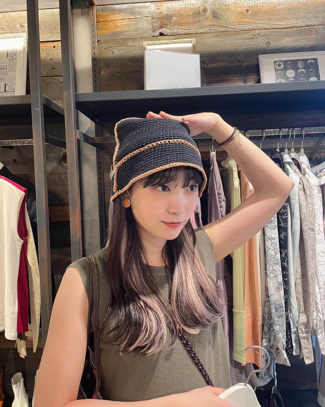 のインスタグラム：「お盆休みママンとショッピングした時の写真。  エクステの写真実はまだまだある🤭  今日は友達と日帰り旅行してきた！ いい"氣"をたくさん吸い込んで癒された〜  いつもドライブするとずっと運転させてごめんなって言われるけど、私からしたらむしろずっと運転させてくれてありがとうなんよ！  頑張って自分の車買おうと本気で考えているところ、、、  20代のうちに好きな車持てたらカッコイイやん？笑」