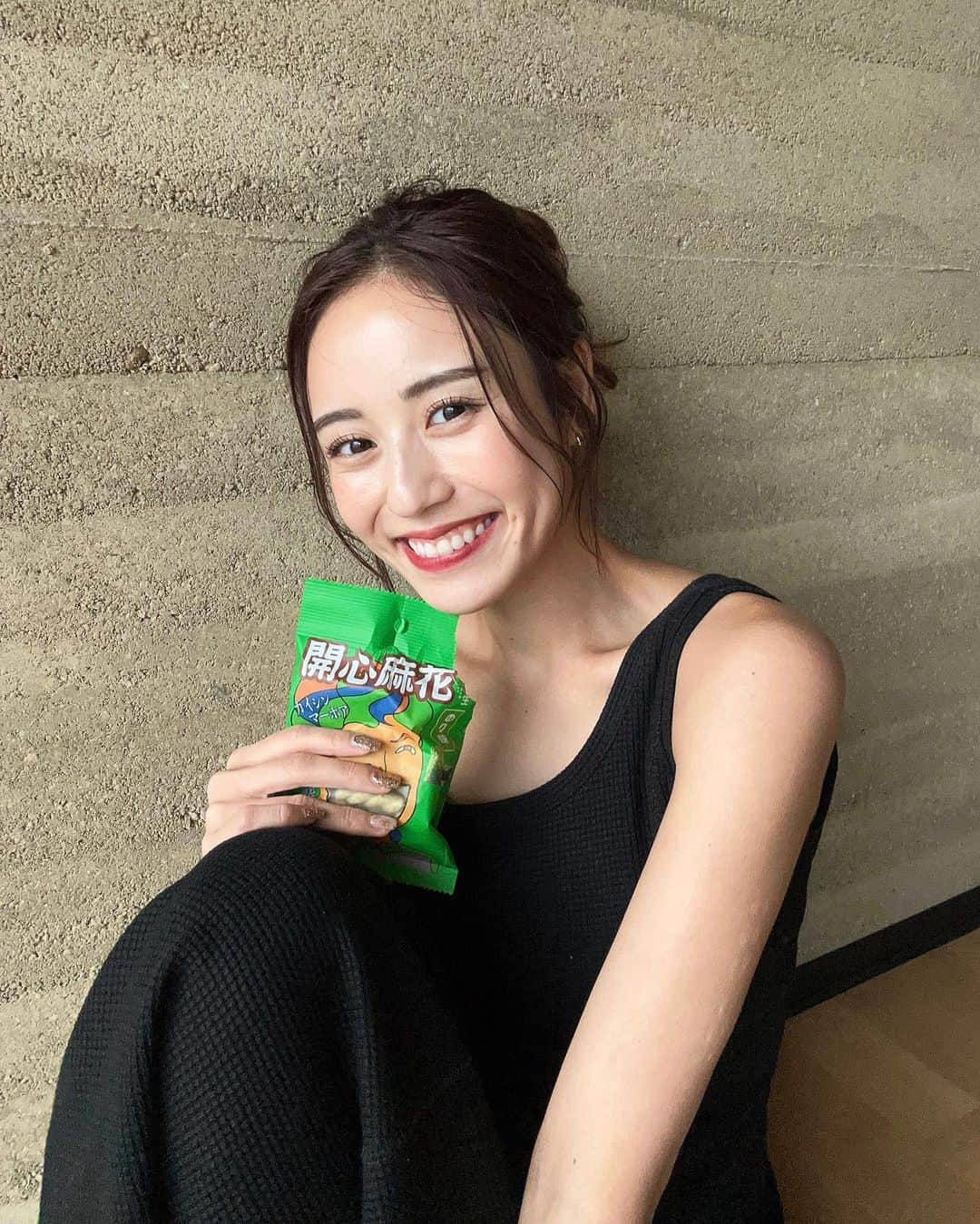 井手口瑞歩のインスタグラム：「🇨🇳 最近ハマっとるオススメお菓子✌🏻 なんか昔からダイソーのお菓子好きで よく買いよったんやけど (３つ組み合わせて100円のやつ好きすぎる) 最近久々に行ったら見たことないお菓子あって 調べてみたらカイシンマーホアていう 中国のスナック菓子だった！ しかも 私の推しは緑の海苔味💚 甘党にはハニーバターもオススメ🍯 . #美味しいスイーツ  #ダイソーだんぜんススメ #pr」