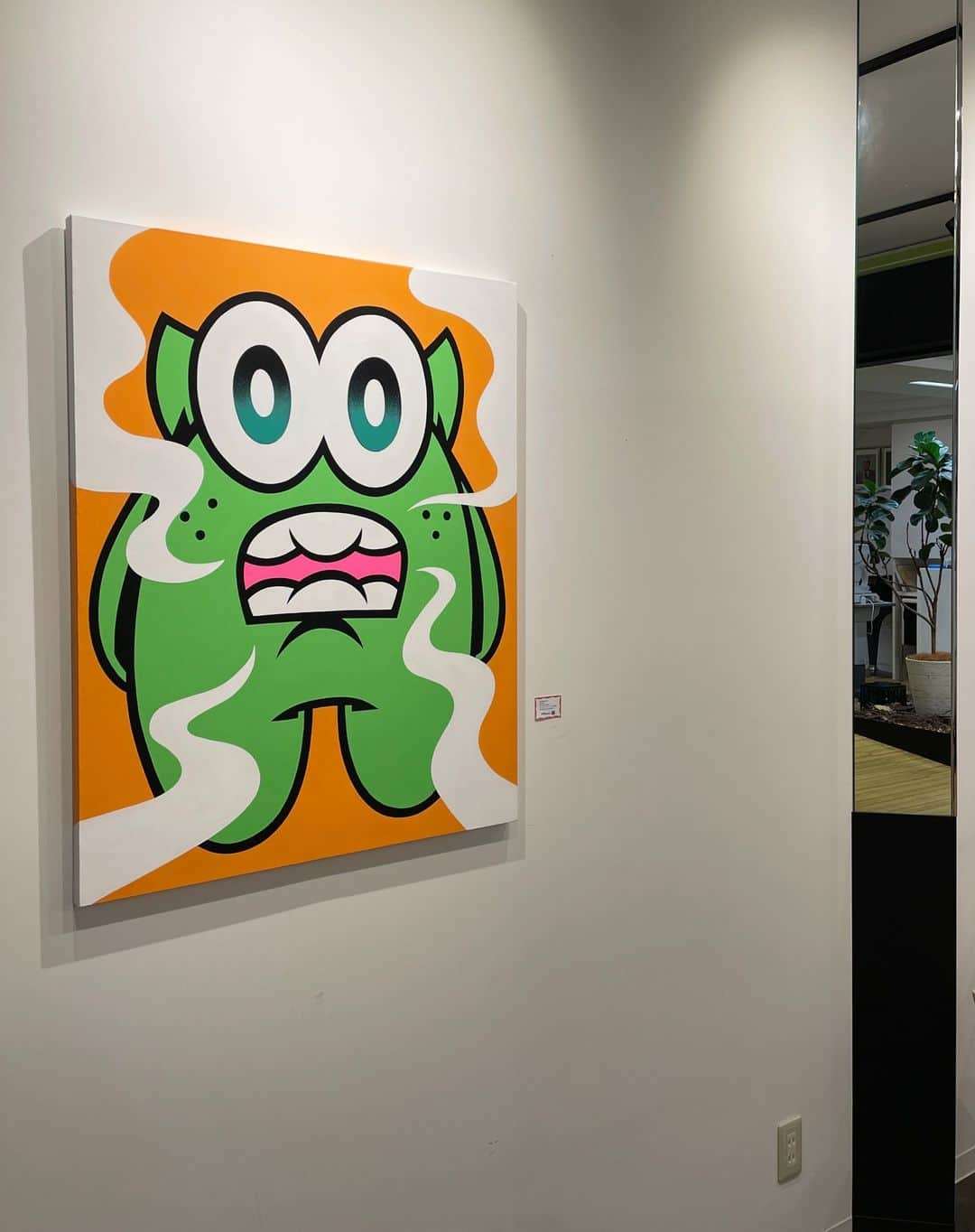 CMKgalleryのインスタグラム：「CMK galleryでは、絵画作品の貸出を承っております。  企業/店舗のオフィスやエントランス、 店舗内のインテリア、または自宅のリビングや寝室など、 貴方が過ごす特別な空間の演出にお役立ていただけます。  「アートのある暮らしを体験したい。季節や気分に合わせてアートを交換したい。」などのニーズにお応えし、 もし ”手放したくないアート” に出会った際には、 そのままご購入も可能です。  貸出可能な絵画作品は https://cmkgallery.jp/art-rental/  または、bioリンクをご覧ください。  ご興味ございましたら、DMまたはメールにて  info@cmkgallery.jp へお問い合わせください。 ※貸出には条件/審査等がございます。ご了承ください。  現在 @ipsilon_base 様へ 二点の絵画作品を貸出/販売しております。 神戸へお出かけの際は、是非お立ち寄りください。  #CMKG #CMKgallery #Graffitiart #osakagraffiti #streetart」