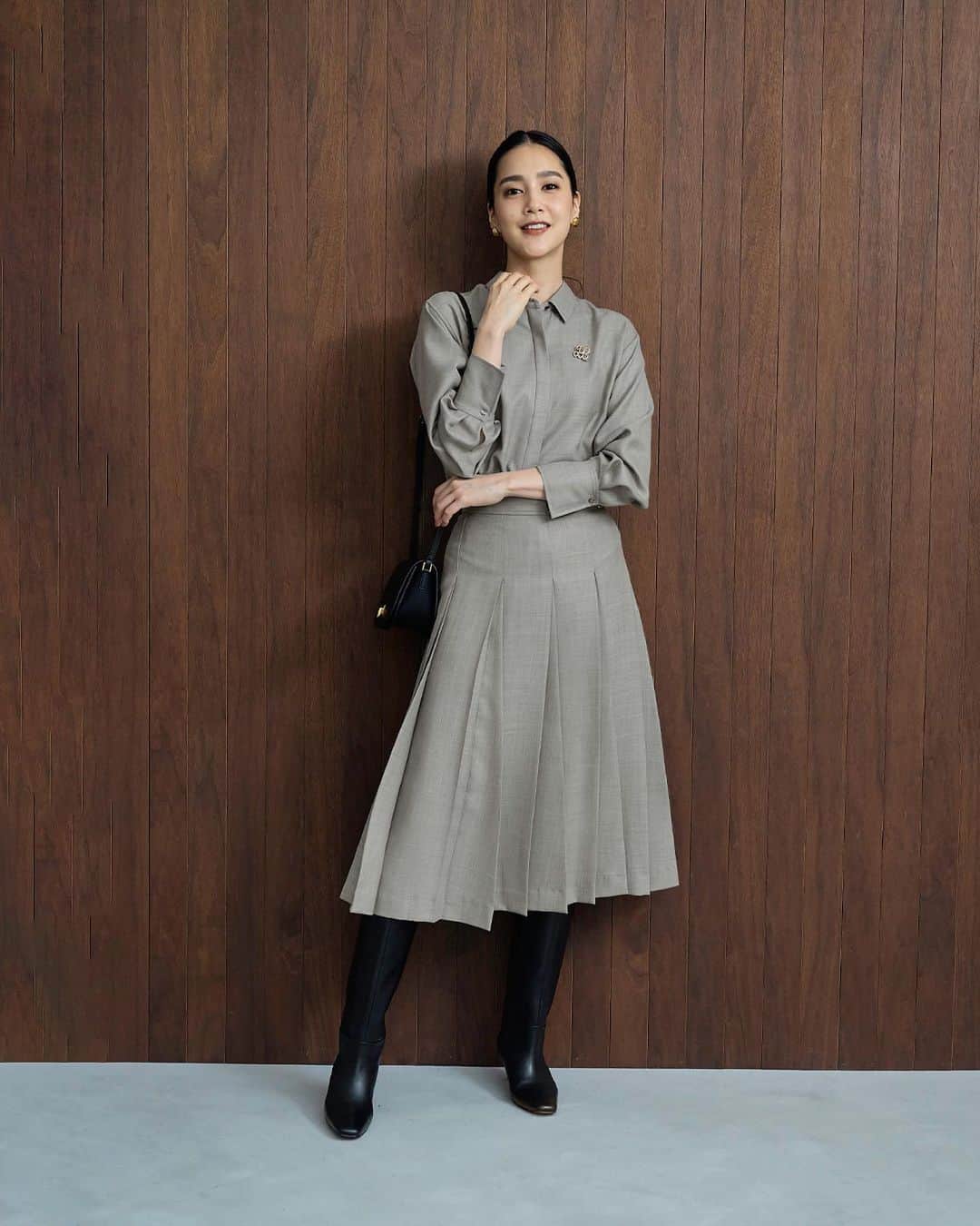 ロペのインスタグラム：「【AUTUMN LOOK Vol.2】 ⁡ Poetic Elegance- 映画の物語はポエティックなシーンへ。 ⁡ エレガントな装いをクラスアップするジャケットコレクション。 クラシカルなブレザーをはじめ、メンズライクなジャケットには女性らしいディテールをプラス。 ポエティックな秋はエレガントなジャケットをプラスオンして。 ⁡ J'aDoRe JUN ONLINEでご購入いただけます。 ⁡ ⁡ ⁡ @rope_jp @jadorejunonline #look #ジャケット #紺ブレ #ツイード #秋コーデ #秋カラー #ロペ #ROPÉ #ropejp」