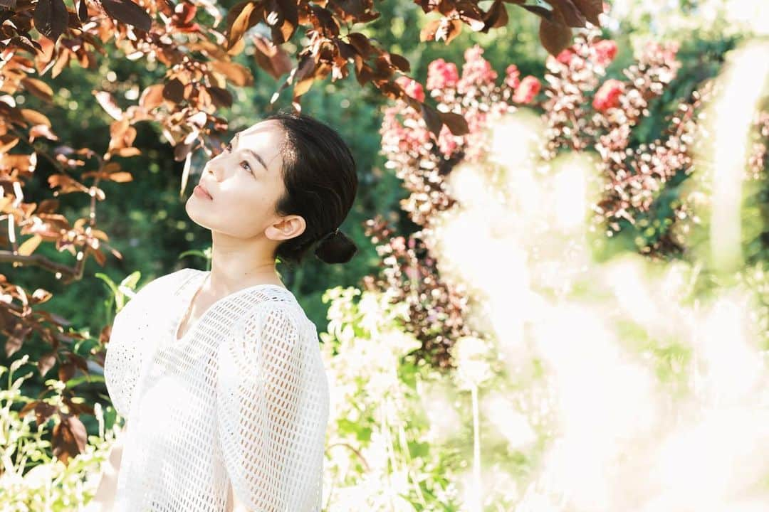 森口彩乃のインスタグラム：「・  まだまだ暑くて夏真っ只中だけど、  小さい秋見つけたよ🍂  photo by @ayaka.yashiro   #ポートレート #秋 #autumn  #小さい秋見つけた #japanesegirl  #紅葉  #ノスタルジーな瞬間を」