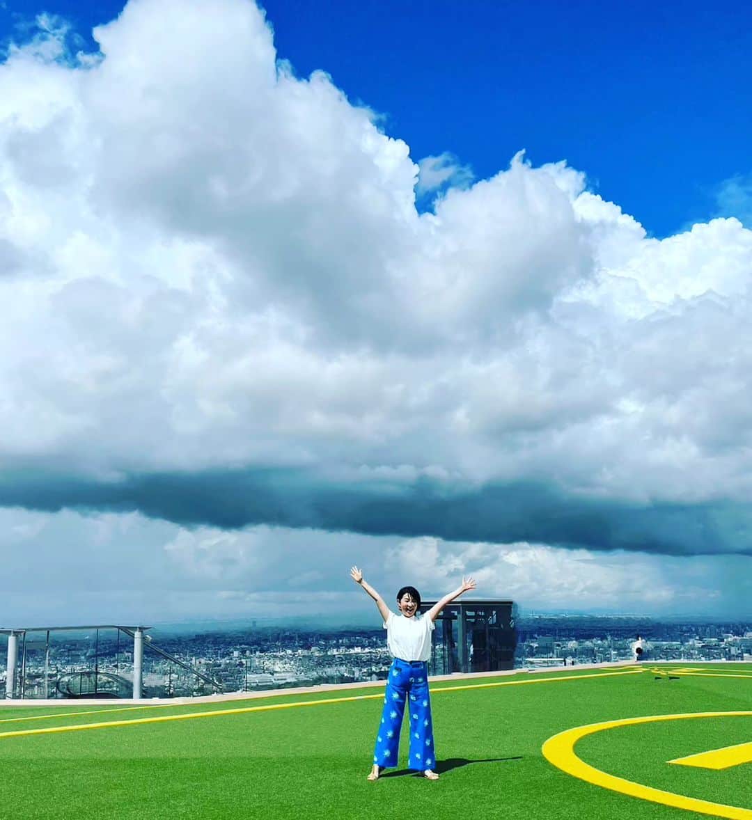 小島奈津子さんのインスタグラム写真 - (小島奈津子Instagram)「2023.8.26 今年の夏の雲とワタシ  暑すぎる８月だったけれど 元気いっぱいで過ごせました💪 来週から新学期！ いよいよ秋が始まる」8月26日 20時42分 - kojimanatsuko_official