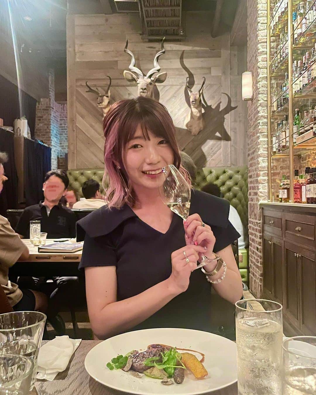ぱいぱいでか美のインスタグラム：「Tokyo Whisky Library 🥃♡ . 先日、ずーーーっと行ってみたかったTokyo Whisky Libraryさんで 美味しい料理と美味しいお酒を堪能してきました〜🥰 まず店内にズラーーーっっっっと並ぶウイスキーの景色がすごい！ 写真だと伝わないからお店で見てほしい。すごい。  今回は一足お先に9月からの7周年記念コースを頂いたんだけど 前菜からデザート、そしてお酒、ずっと全部美味しくてずっと全部最高でした とくに「クラムチャウダー 焼きポレンタとパッカラマンテカート」が美味しすぎた🥲 店員さんに、クラムチャウダー以降の言葉が何もわからないです とかなり恥を捨てた質問をしたら教えてくれて嬉しかった。笑 そしてコース内容に対してめちゃくちゃリーズナブルだったので コースの他にも追加注文でお酒飲みました〜☺️ ちなみにコース内だとカモミールハイボールを注文しました🌼 １ヶ月弱禁酒してたから本当に堪らない時間だった……。  ウイスキー奥が深い。ものが違うと全然違う😭！ ピートが高い(最近覚えた言葉)やつ好き…… お酒、めちゃくちゃ好きだけど決して強いわけじゃないので 最後の方は優しいカクテルも頂きまして 季節のフルーツで作ってもらえるのもめちゃくちゃよかった🍑  ランチもやってるそうなのでお昼にも行きたいな〜 本当にコースがこのお値段で大丈夫なのか？というくらいリーズナブルだったので 誰かのお祝い事とかでもまた来たい🥰 友達と久しぶりに会ったけどオシャレな場所で会っても 話す内容別に普段と変わらなかったな〜。笑 そりゃそうか🥃 . #tokyowhiskylibrary #表参道 #でか美ちゃん #飲酒して笑顔」