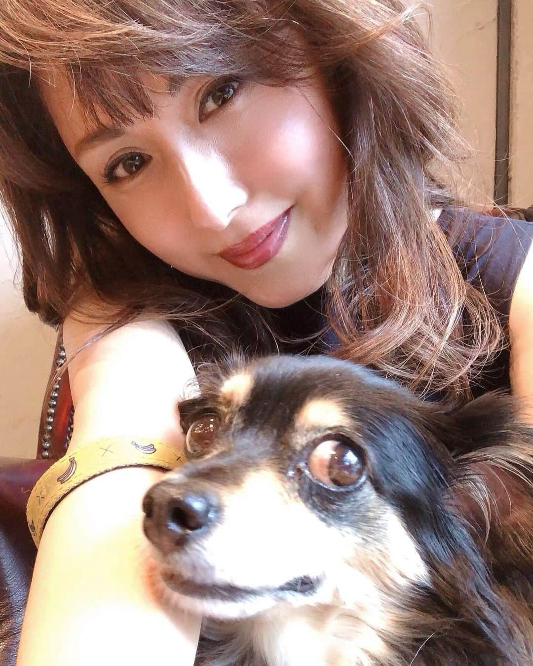 Yuuさんのインスタグラム写真 - (YuuInstagram)「♡ こんばんは🌇  今日はうちの子とお出掛け🐕‍🦺 ワンちゃん同伴でいけるお店が もっと増えると嬉しい🎀  #一緒に　#あくび #ワンちゃん同伴ok  #増えるといいな  🦋悠々凜々🦋  いつも見にきてくださる皆さま♡ ふらっとお立ち寄り下さった方々♡  キャプションの最後まで目を通してくださり ありがとうございました♡  皆さまにとって今日が 笑顔の一日であります様に✨  ♡悠々凜々♡  #笑うかどには福来たる #around50 #今日1日を大切に　 #アラフィフ　 #大人女子 #セルフィー #smile  #selfy   いつも沢山の👍いいね📝&コメント 本当にありがとうございます  とても癒されてます💓」8月26日 20時46分 - yuu_yuu_rin_rin