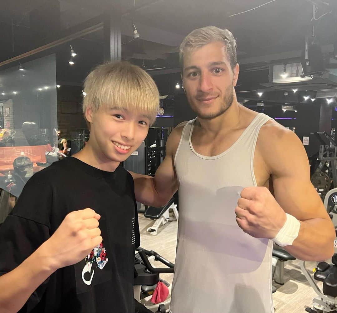 矢島名月のインスタグラム：「サッタリさんと！^ ^ 僕は9月3日のK-1カレッジに出場するので頑張ります！  #champion」