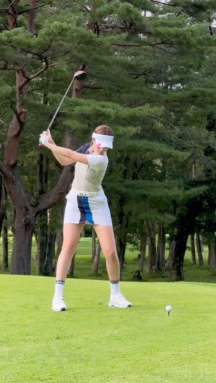 藤澤響花のインスタグラム：「今週のゴルフ⛳️☀️☔️ 2回とも久々静岡でのラウンドだった！  クレヨンしんちゃんのOP、何気に聴いたら良い曲🥹🍑  #ゴルフ#ゴルフスイング#スイング動画#ゴルフ女子#ゴルフ場#ゴルフウェア#ゴルフコーデ#ゴルフ練習#高尔夫#golf#golfswing#golfstagram#golfing#golfbabes#골프#골프스타그램#골프웨어#กอล์ฟ#クレヨンしんちゃん#スーパースター#ケツメイシ#song#fyp」