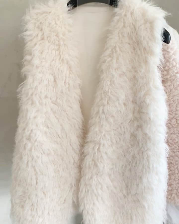 のインスタグラム：「. 👀Pre-order until 8.31 今年の新作人気アイテム！✨ くせっ毛カールが可愛いエコファージレ🐏 動画で結構強く引っ張ってますが毛抜けございませんでした🤎 そして何よりめちゃくちゃ軽い！ 毛質も柔らかくてフワフワで暖かいし高見えでとってもオススメ！  初回限定予約特典として、ソックスorカチューシャをお選びいただけるので是非期間中にご検討下さい🤍  #ファー#ファーコート#ショートジャケット#ファージレ#ファーベスト#ジャケット#エコファー」