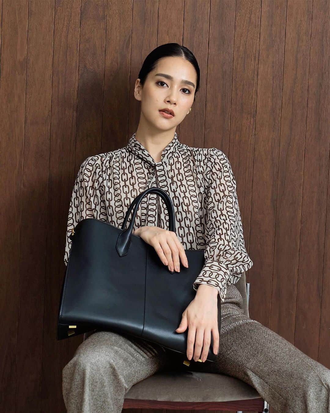 ロペのインスタグラム：「【AUTUMN LOOK Vol.2】 ⁡ Poetic Elegance- 映画の物語はポエティックなシーンへ。 ⁡ エレガントな装いをクラスアップするジャケットコレクション。 クラシカルなブレザーをはじめ、メンズライクなジャケットには女性らしいディテールをプラス。 ポエティックな秋はエレガントなジャケットをプラスオンして。 ⁡ J'aDoRe JUN ONLINEでご購入いただけます。 ⁡ ⁡ ⁡ @rope_jp @jadorejunonline #look #ジャケット #紺ブレ #ツイード #秋コーデ #秋カラー #ロペ #ROPÉ #ropejp」