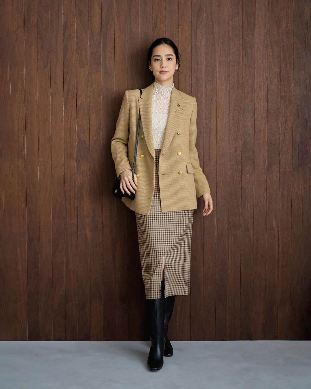ロペのインスタグラム：「【AUTUMN LOOK Vol.2】 ⁡ Poetic Elegance- 映画の物語はポエティックなシーンへ。 ⁡ エレガントな装いをクラスアップするジャケットコレクション。 クラシカルなブレザーをはじめ、メンズライクなジャケットには女性らしいディテールをプラス。 ポエティックな秋はエレガントなジャケットをプラスオンして。 ⁡ J'aDoRe JUN ONLINEでご購入いただけます。 ⁡ ⁡ ⁡ @rope_jp @jadorejunonline #look #ジャケット #紺ブレ #ツイード #秋コーデ #秋カラー #ロペ #ROPÉ #ropejp」