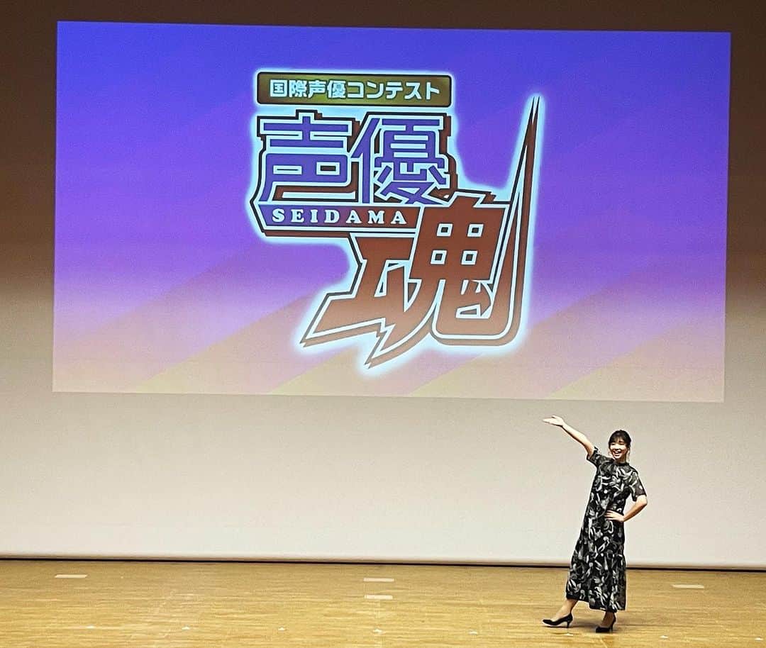 恒松あゆみのインスタグラム：「国際声優コンテスト『声優魂』inまんが王国とっとり・決勝大会でした！  これまでは司会者として様々なイベントに関わらせていただくことが多かったのですが、今回は初めて特別審査員としての参加でした。  決勝進出者の皆さんは、私がちょうど声優の道を目指した頃と同じ年頃。  おばちゃん、勝手に親近感感じちゃったわ・・・。  時間が限られていたためあまりたくさんお話はできませんでしたが、心の中でエールを飛ばしまくっておりました。  みなさんのこれからがますます輝かしいものであることを願って。  またいつかお会いしましょう！   #声優魂 #まんが王国とっとり   #特別審査員 #トークショー   #ワンピースは息子チョイス」