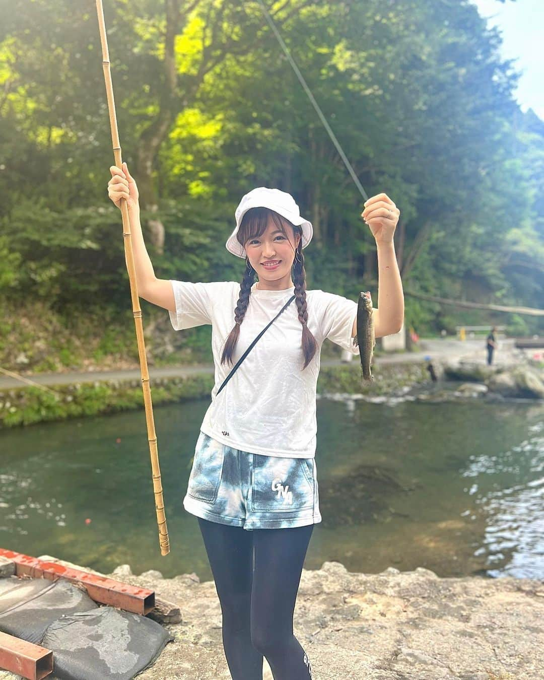 高橋としみさんのインスタグラム写真 - (高橋としみInstagram)「初めて！ニジマスを釣ってきた🎣 そしてみんなでBBQして頂きました😋  夏らしいことしてなかったから 本当楽しかった✨✨  来年も行きたいな🥰  #虹鱒釣り #BBQ#ニジマス」8月26日 20時53分 - toshimi_1002