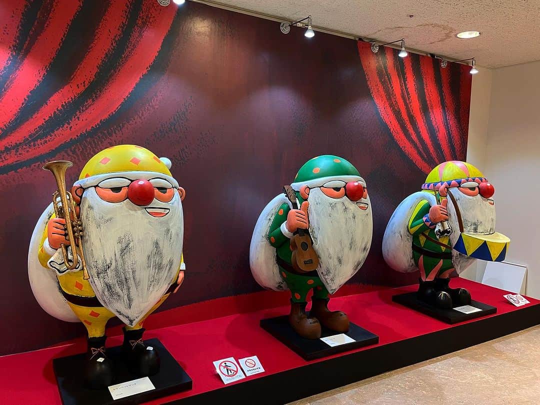 のインスタグラム：「わが町四條畷の大スター✨ 絵本作家・谷口智則展に行ってきました。 谷口さんの子供の頃の自由帳や 大学時代の日本画作品 膨大な数の絵本の原画。 同世代として、美大生のおかんとして 一途に絵と向き合う姿に なんだか胸が熱くなりました！  ちょっと暗めの照明も絵の世界に没入できて 素晴らしかった🎵  美術館えきKYOTOで 9月3日まで。 これは必見ですよー。  @tomonori_taniguchi  #谷口智則展いろがうまれるものがたり #谷口智則展#絵本#美術展」