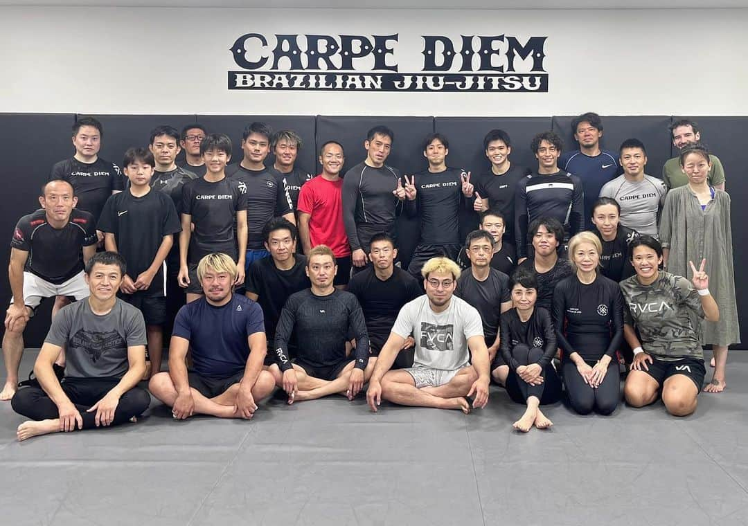 RIKAPEPEのインスタグラム：「女将です。  NO-GI weekの濃い1週間を経て、 今日は東京で全日本NO-GI。 お弟子さん三人が出場しました。  全日本ノーギ選手権  タツノスケ @tatsucdbjj  茶帯ライトフェザー優勝  コタロー君 @kotarocdbjj  茶帯ライト優勝、無差別三位  福島くん @seiyacdbjj  茶帯ライト優勝、無差別二位  今日 お弟子さん三人が 全員茶帯の日本一になった🥹‼️‼️  道場のスタッフ（先生達）が全員日本一になるなんて、 凄い道場になってきました😭👏🏻🇯🇵🗻 指導者と、皆んなの日々の努力の賜物だと思います。  この環境を大事に、 また明日から頑張っていきます。 皆さん、応援ありがとうございました📣  最後に、 スポンサーの皆様 ありがとうございました。  ●スポンサー様ご紹介● ※順不同 エビスバイク大阪様 （株式会社キュートナ） @ebisubike   株式会社会社オモプラッタ様 @foxchopin   株式会社古川工務店様 @cafemadre.ashiya @salonmadre.ashiya  @micchiiii32   芦屋整形外科スポーツクリニック様 @ashiya_shoulder   株式会社ユニリン様 @doracdbjj  株式会社アーバンフィット アーバンフィット24様 @urbanfit24.official @kick_taka   イプラスジム千里丘様 @kishikouji   WUGTV様 @jasmicrecord  @whatsupgirls_maru   #deephalfclub  #carpediembjj  #carpediembjjashiya #carpediembjj_ashiya」