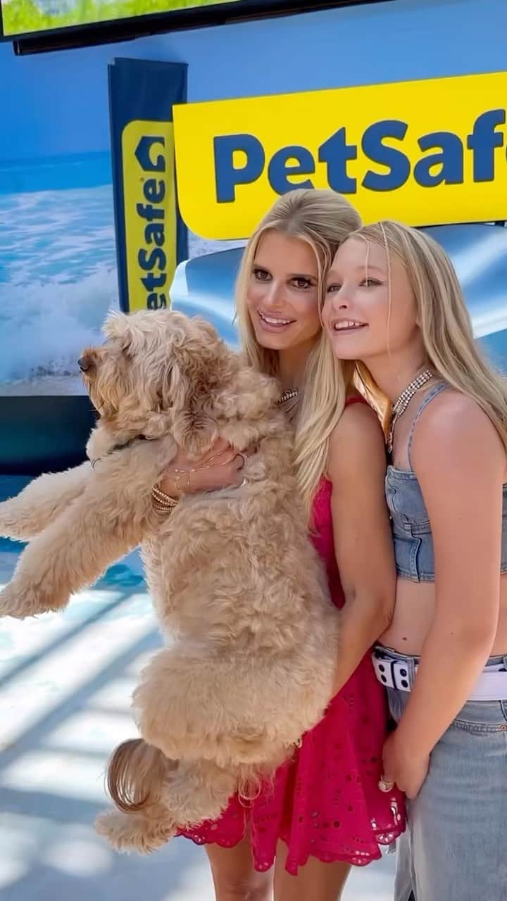 のインスタグラム：「Maxwell, Penny and I had the best day ever at the PetSafe Unleashed Dog Park yesterday! Thanks for having us @petsafe 💗」