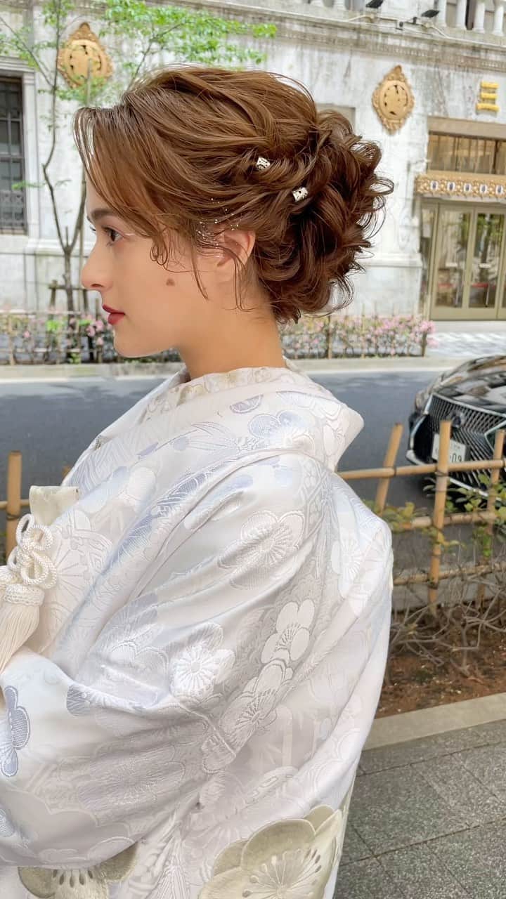 のインスタグラム：「【 @kimonoito 和装コラボフォトプラン 】  古典的でレトロな王道和装スタイルから、形式に捉われないファッション性の高いモダンなスタイルまで、お二人の個性を活かした特別なお写真をご提案させていただきます。  ●コラボフォトプラン内容  ・スタジオ撮影 or ロケーション撮影 ・新婦様衣裳 1式 (白無垢、色打掛、引き振袖から1点) ・新郎様衣裳 1式 (黒紋服、色紋服から1点) ・ヘアメイク&着付け ・ブーケ/ヘッドドレス ・撮影(100カット以上〜)  ＊白無垢＋色打掛の和装2点のプランもありますのでお気軽にお問い合わせ下さいませ。  こちらのコラボプランでは、 @masashiro_hosaka  @tama_hairmake が担当させて頂きます。  ●お問い合わせ @kimonoitoのハイライトにあります、 ラインアカウントQRコードを読み込んで頂き、 ご連絡お待ちしております。  上記以外のお問い合わせ先は  ・kimono絲HP ・TEL:0368211710  こちらまで、宜しくお願い致します。  ご質問・ご相談は【お問い合わせ】フォームまで お気軽にご連絡くださいませ。  ＿＿＿＿＿＿＿＿＿＿＿＿＿＿＿＿＿＿＿＿＿＿＿＿＿＿  【 現在、募集中のセミナー 】  ●9月5日(火曜日)  東京  ●9月11日(月曜日)  熊本  ●9月12日(火曜日)  熊本  ●9月18日(月曜日)  大分  ●9月19日(火曜日)  大分  ●10月3日(火曜日)  東京  当日の詳細、ご応募に関しましてはホームページの 「セミナー告知」に記載しておりますので ご応募お待ちしております。  ＿＿＿＿＿＿＿＿＿＿＿＿＿＿＿＿＿＿＿＿＿＿＿＿＿＿  開催告知しているセミナー以外でも 個人様、企業様へ向けた臨店講習も行なっております。 臨店講習のお問い合わせは、こちらから宜しくお願い致します。  LINE ID ➡️ @ntb4770x  雑誌、広告、web撮影などのご依頼もお気軽にお問い合わせ下さいませ。 ご依頼に関するお問い合わせは、ホームページの 「お問い合わせ」からご連絡お待ちしております。  #ウェディング#ブライダル#花嫁#結婚式#結婚式準備#前撮り#和装#和装前撮り#weddingphoto#ウェディングフォト#プレ花嫁#プレ花嫁さんと繋がりたい#プレ花嫁準備#2023春婚#2023夏婚#2023秋婚#鹿児島花嫁#東京花嫁#ウェディングヘア#ブライダルヘア#ヘアアレンジ#ヘアメイク#花嫁ヘア#ウェディングドレス#weddinghair#bridalhair#新娘化妝#新娘秘書#新娘髮型#웨딩」