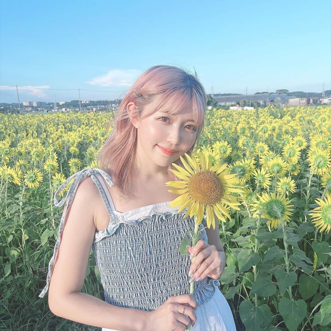 宇野みずきのインスタグラム：「. . . 今年もひまわり畑 🌻 . いつも昼だけど夕方前に行ってみたら人も少ないしなんか太陽がエモだった ☀︎ . でも逆光か大発光で写真撮るのは難しかった ☁️ . . . #ひまわり畑🌻#座間ひまわり畑#夏服コーデ#ワンピースコーディネート#ビスチェコーデ#カジュアルファッション」